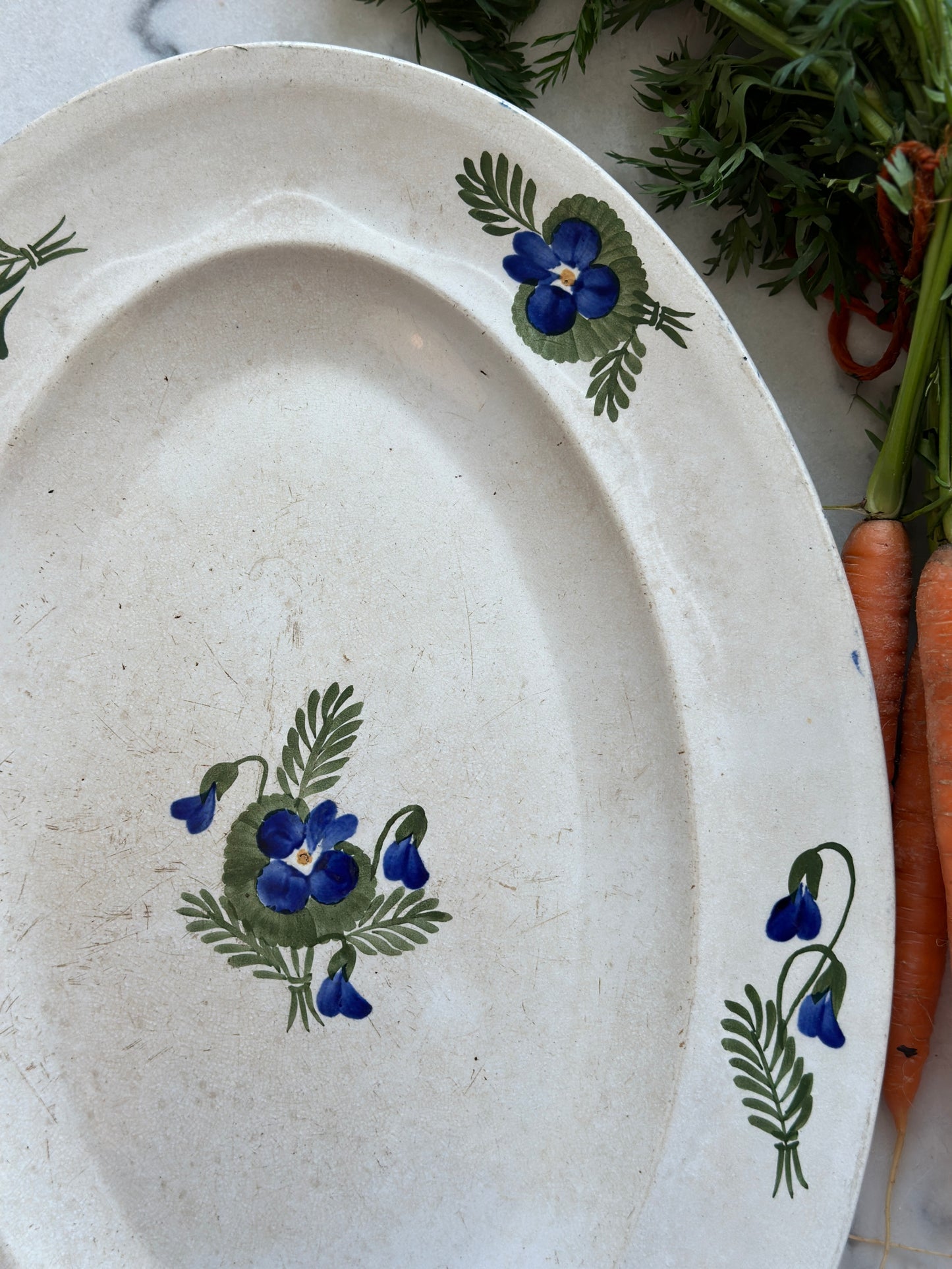 Smukkeste fad med stedmoderblomster