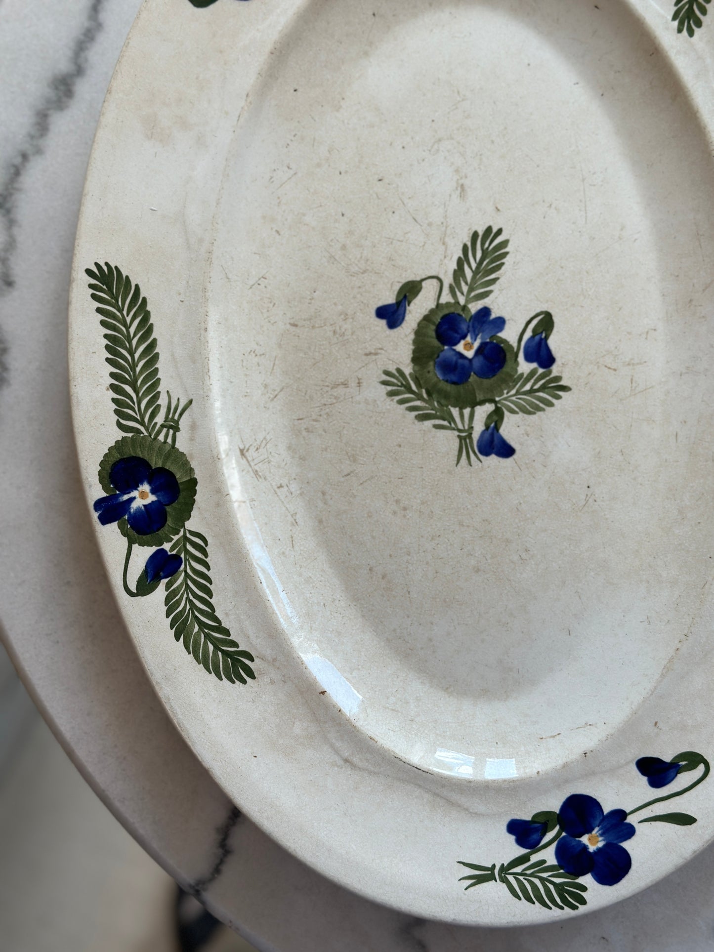 Smukkeste fad med stedmoderblomster