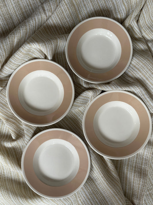 Cremefarvet hotelin dybe tallerkner