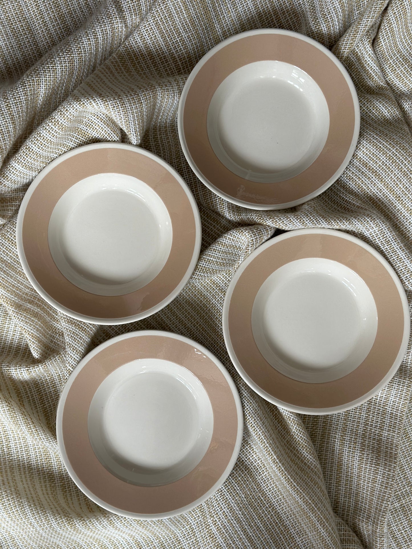 Cremefarvet hotelin dybe tallerkner