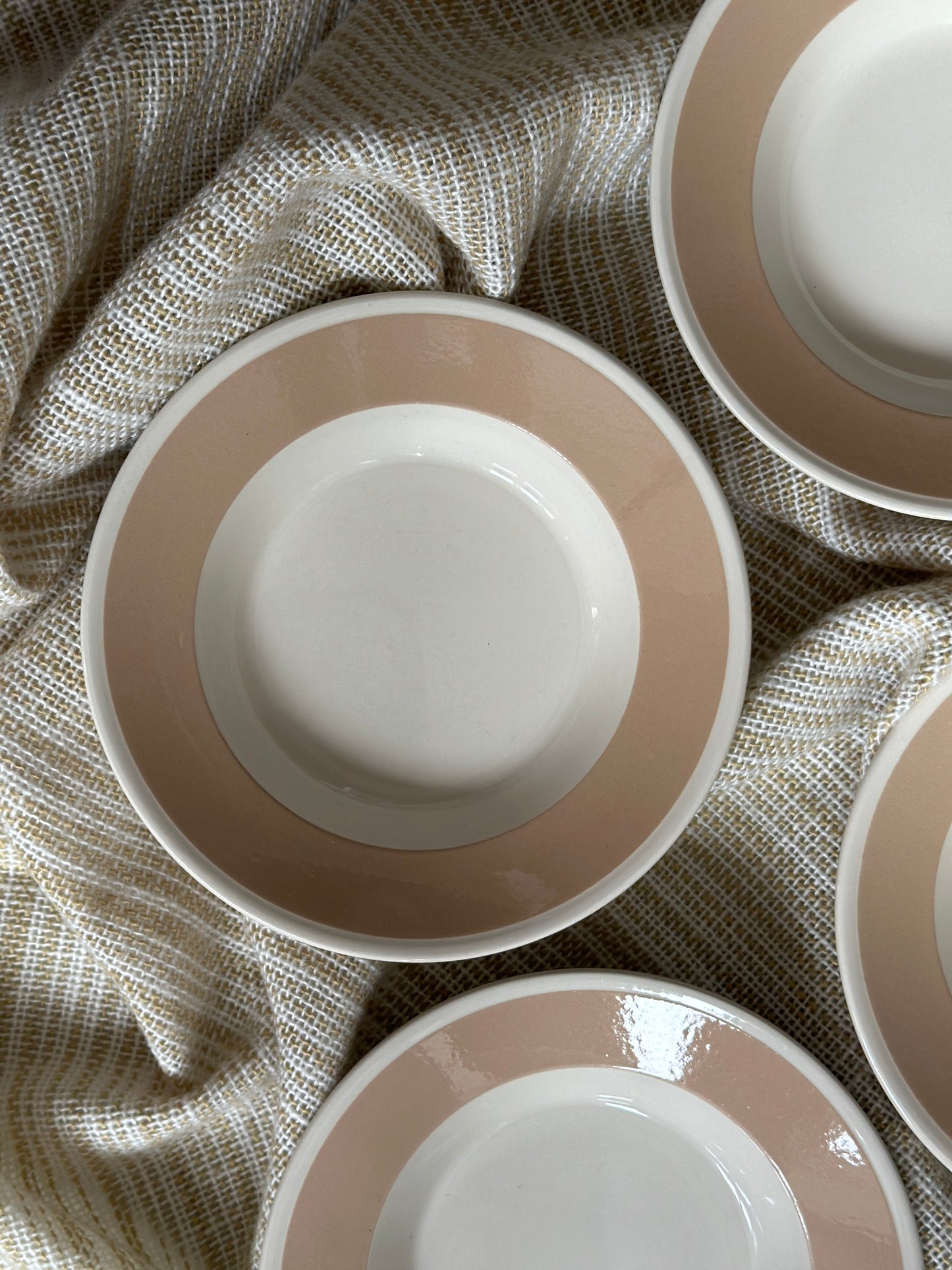 Cremefarvet hotelin dybe tallerkner