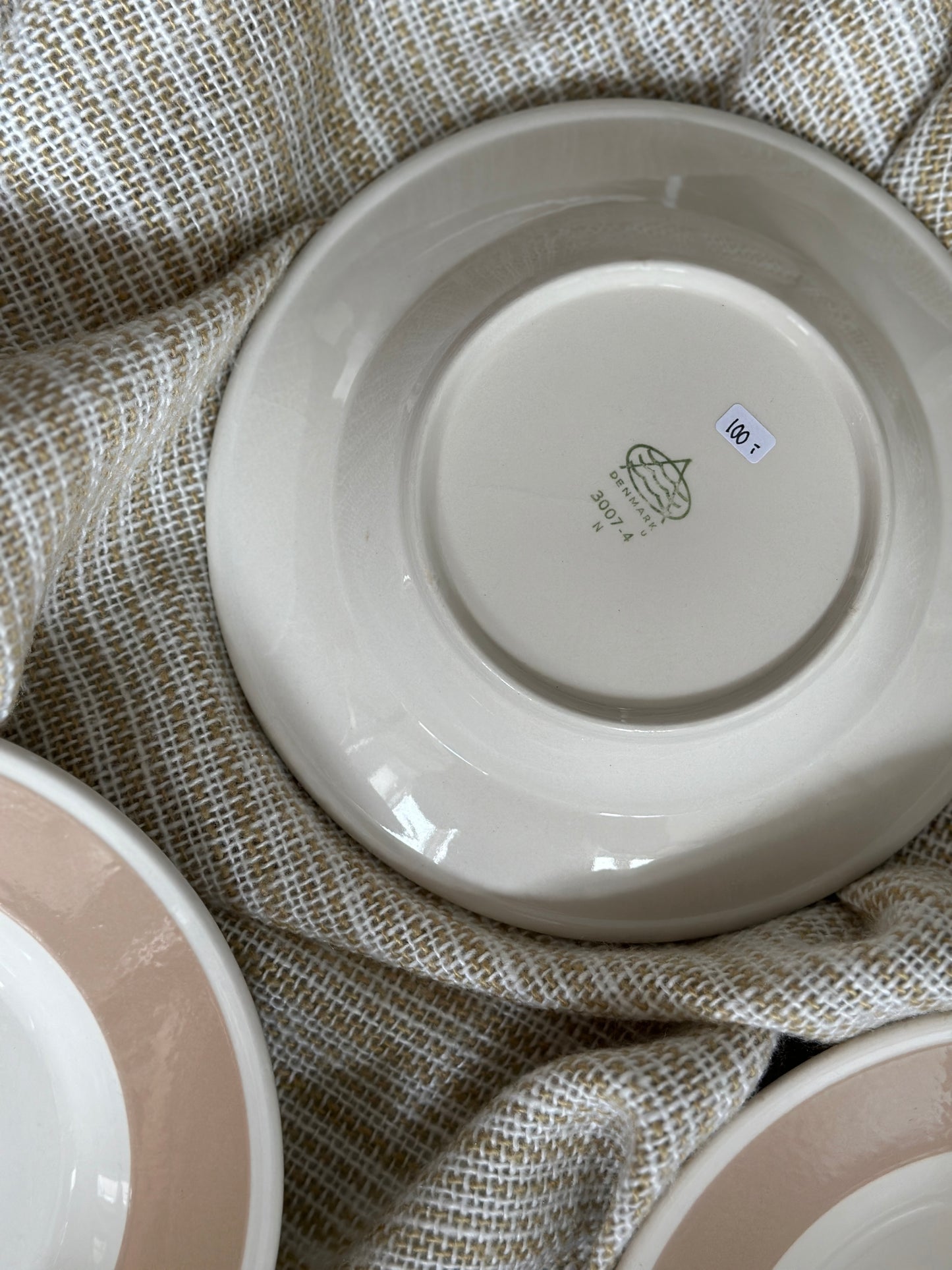 Cremefarvet hotelin dybe tallerkner