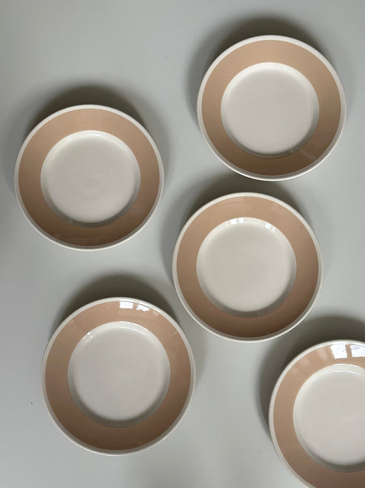 Cremefarvet hotelin frokosttallerkner