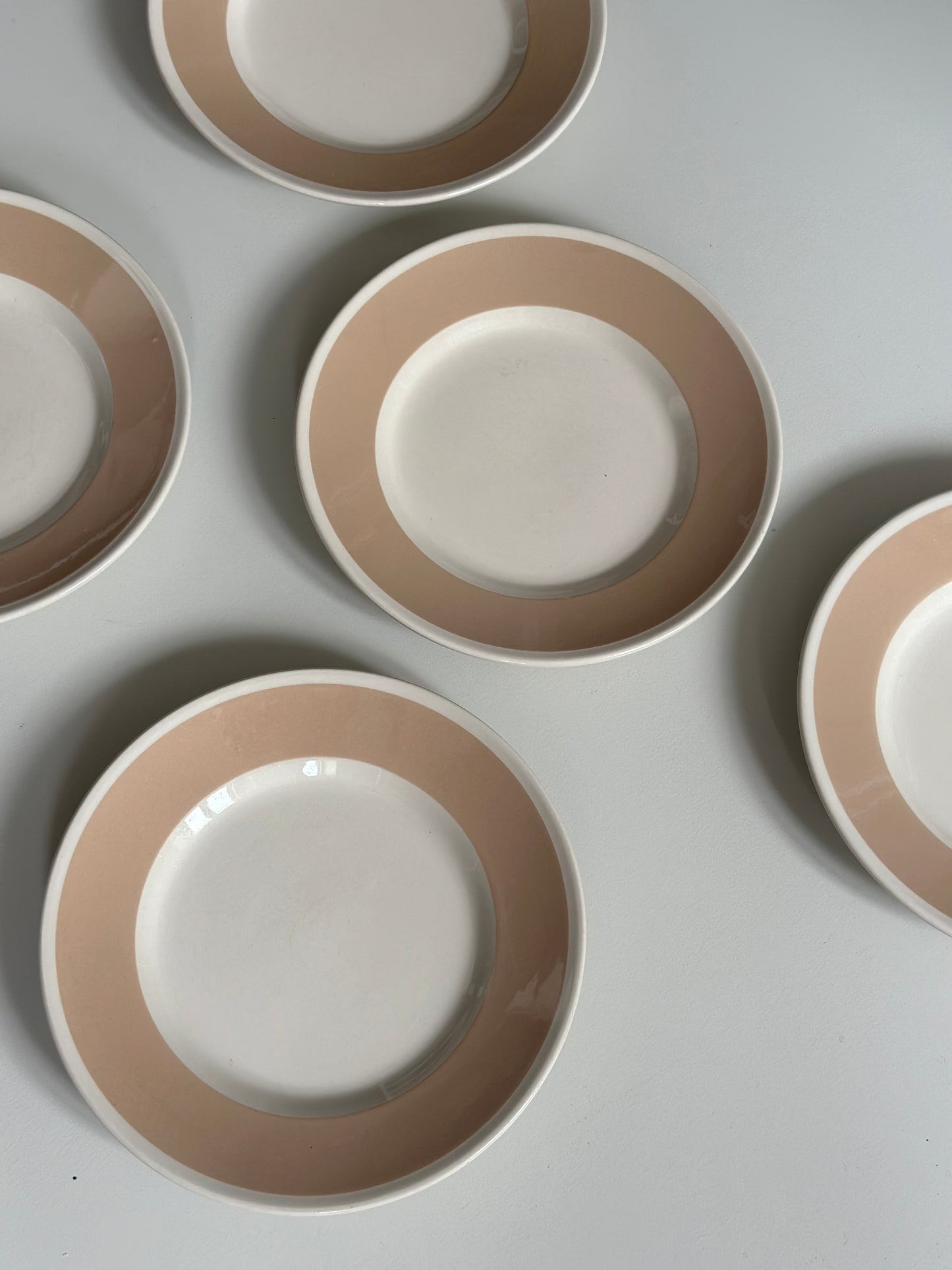 Cremefarvet hotelin frokosttallerkner