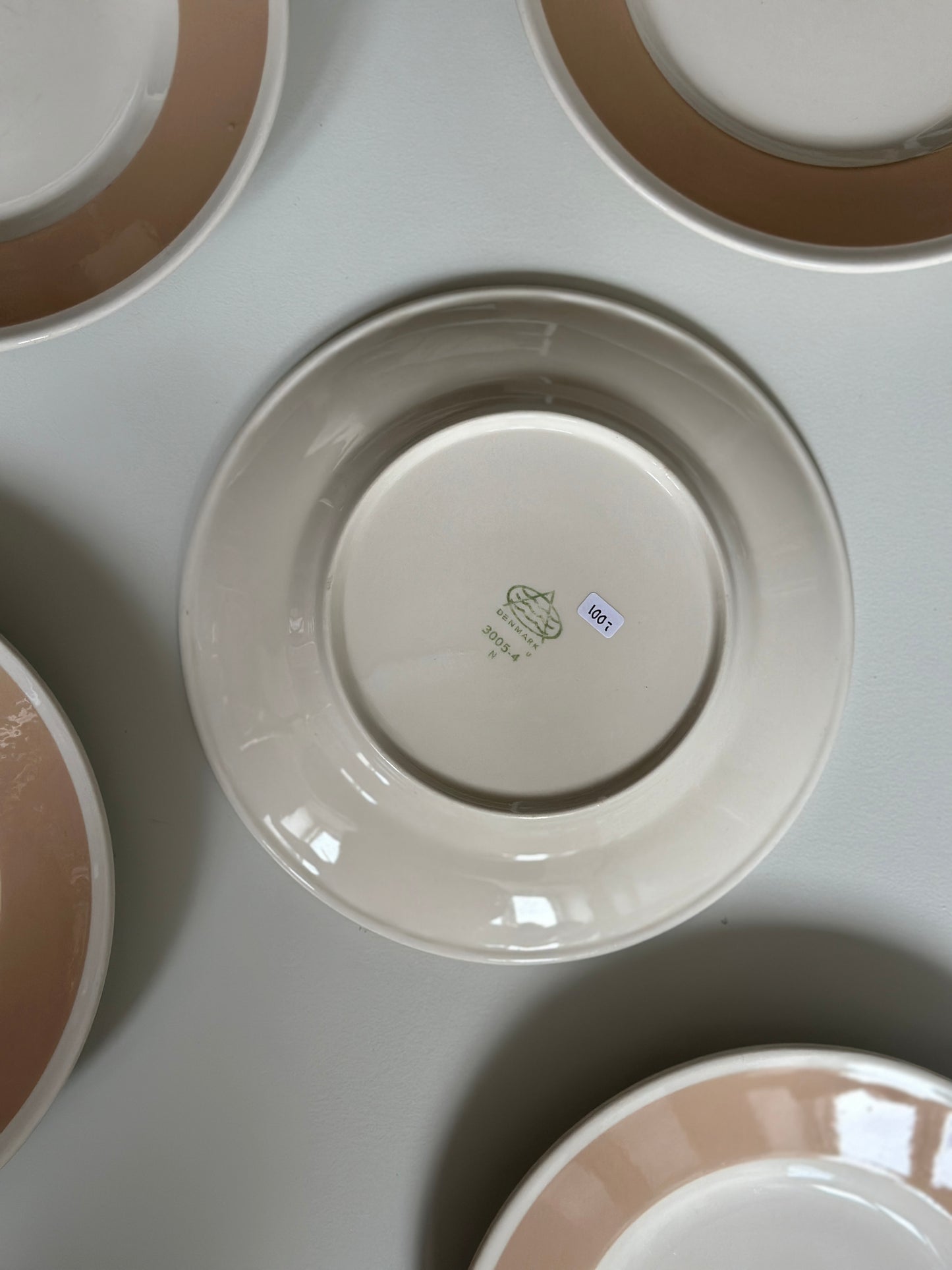 Cremefarvet hotelin frokosttallerkner