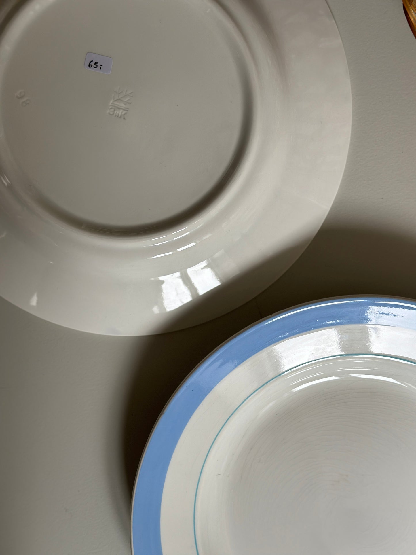 middagstallerkner med blå kant