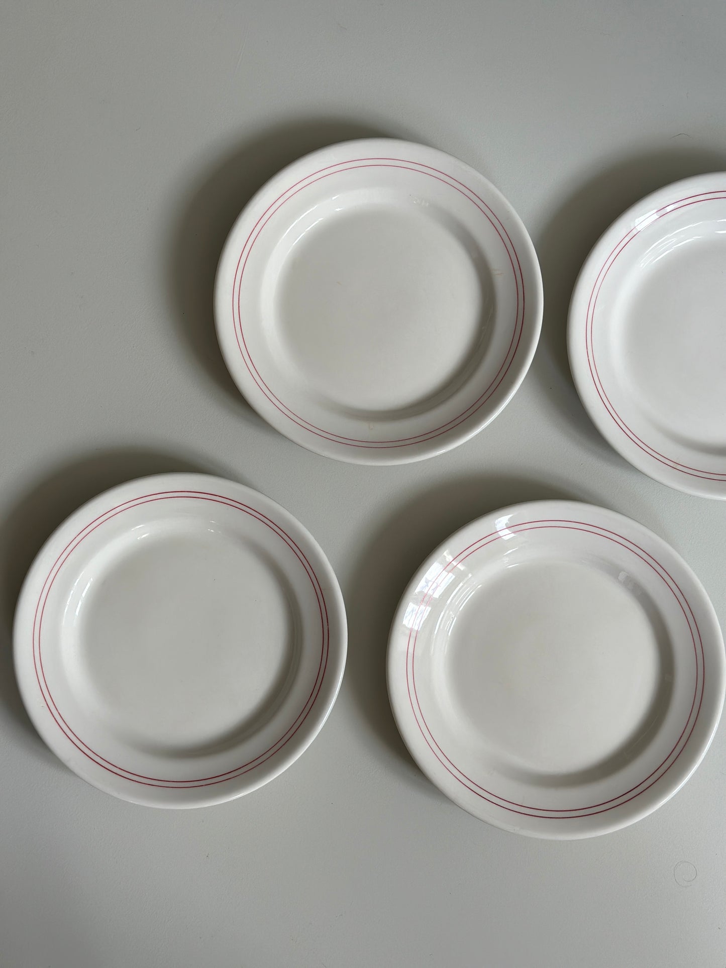 Frokosttallerkner med rød kant