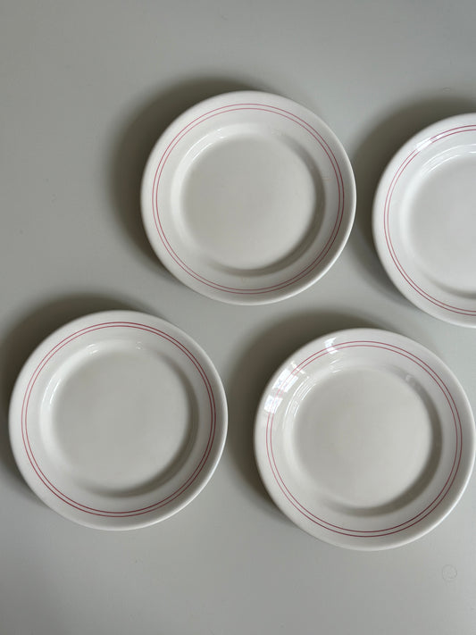 Frokosttallerkner med rød kant