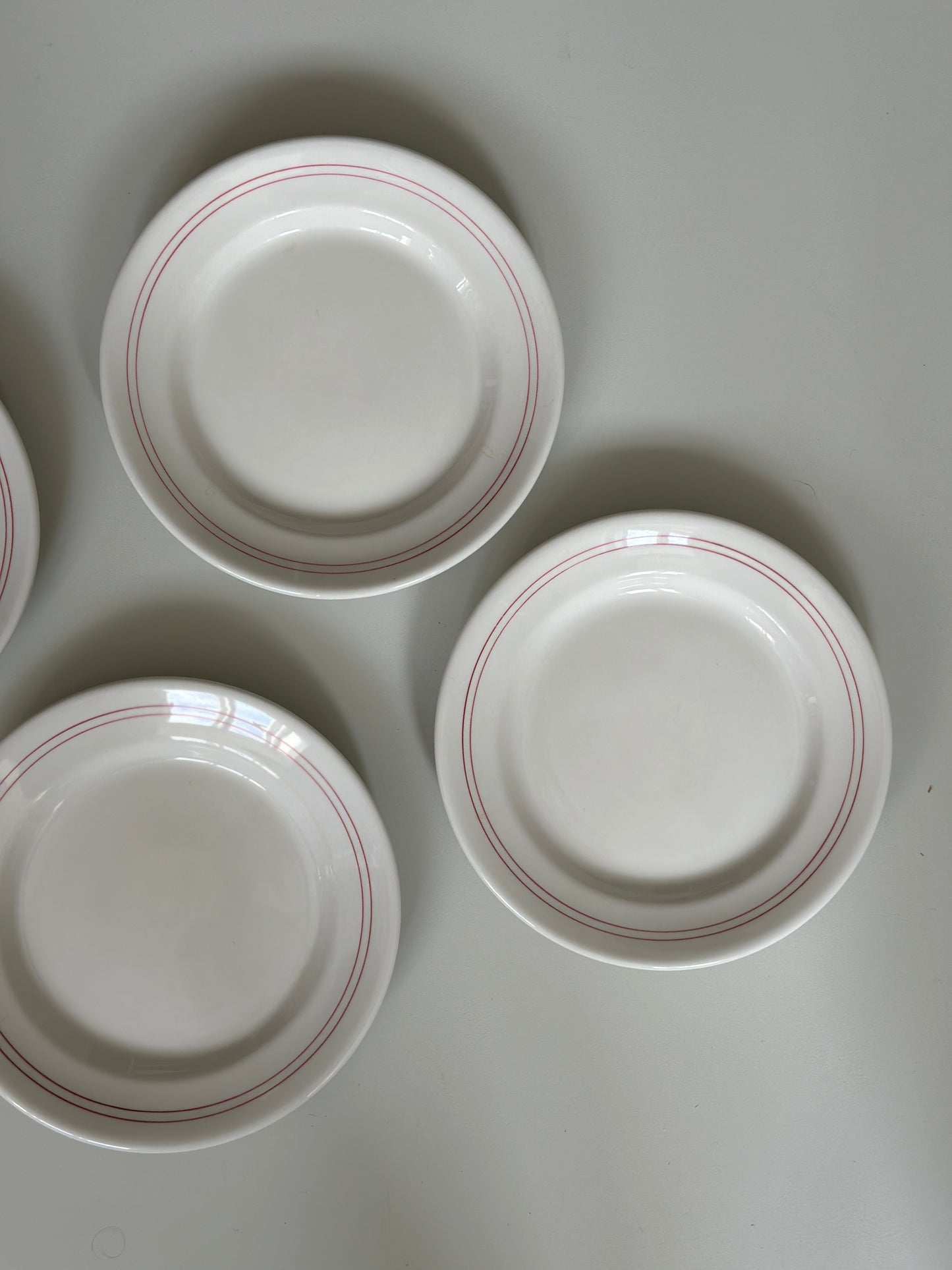 Frokosttallerkner med rød kant