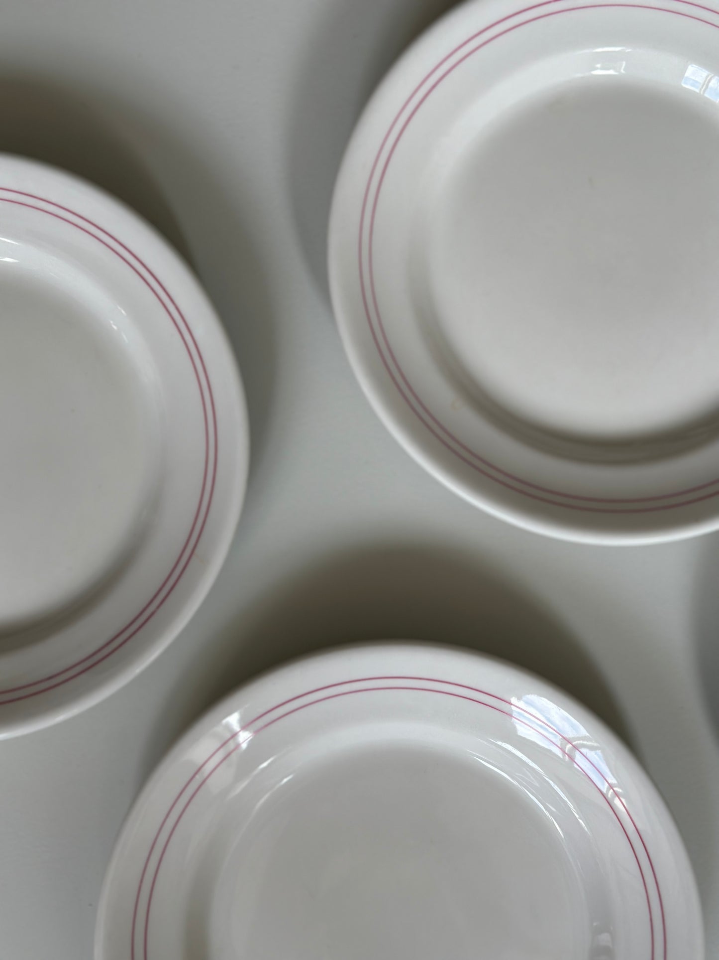 Frokosttallerkner med rød kant