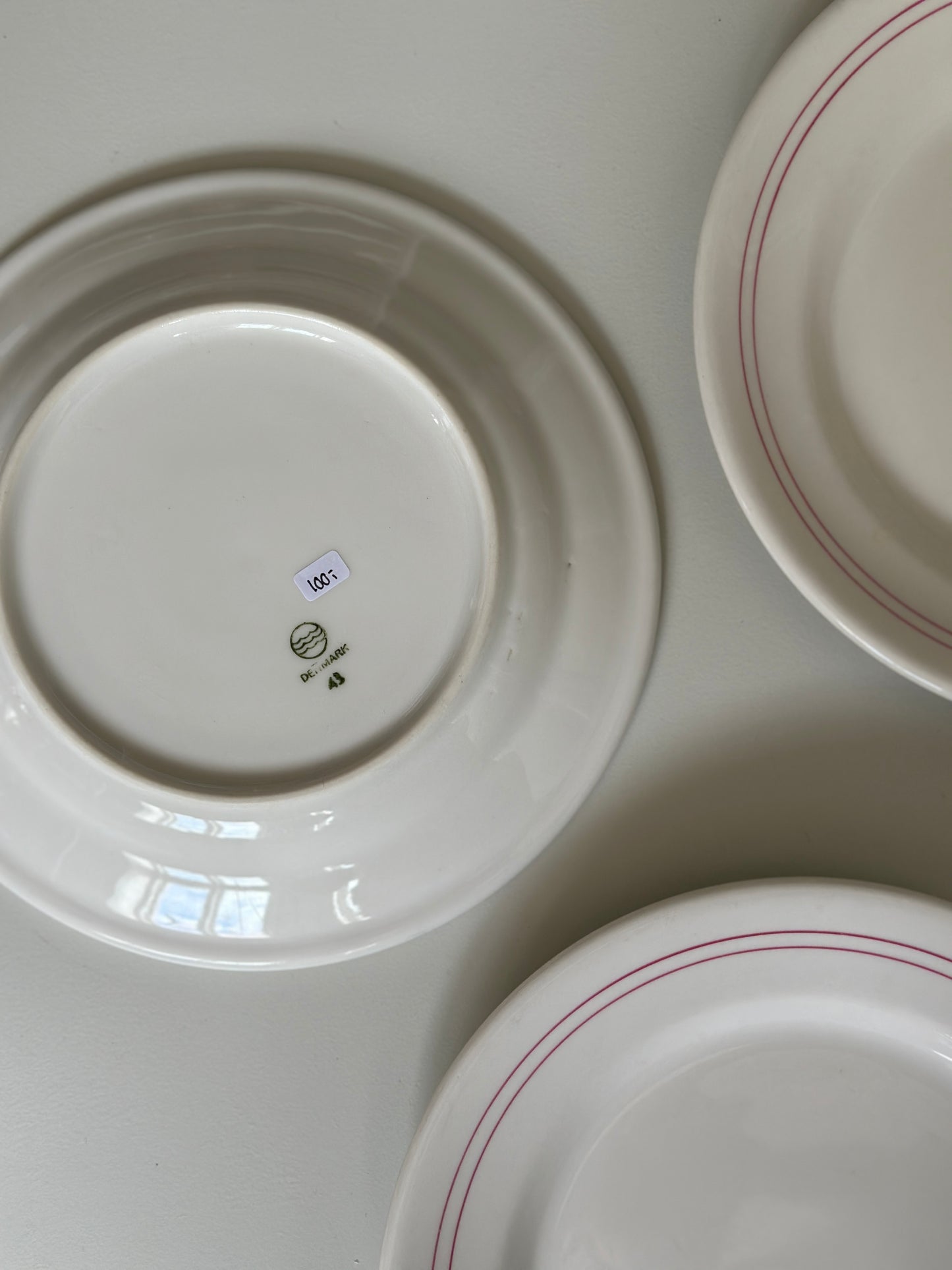 Frokosttallerkner med rød kant