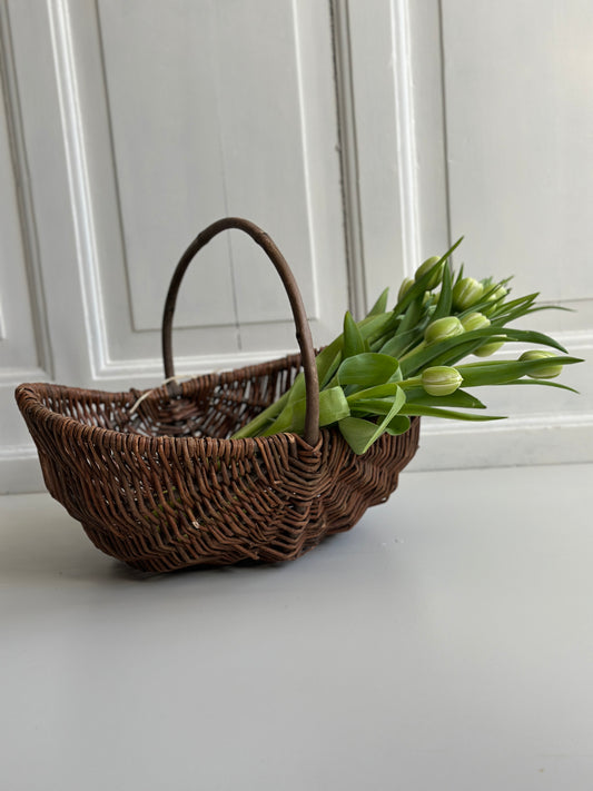 Pileflettet kurv med hank