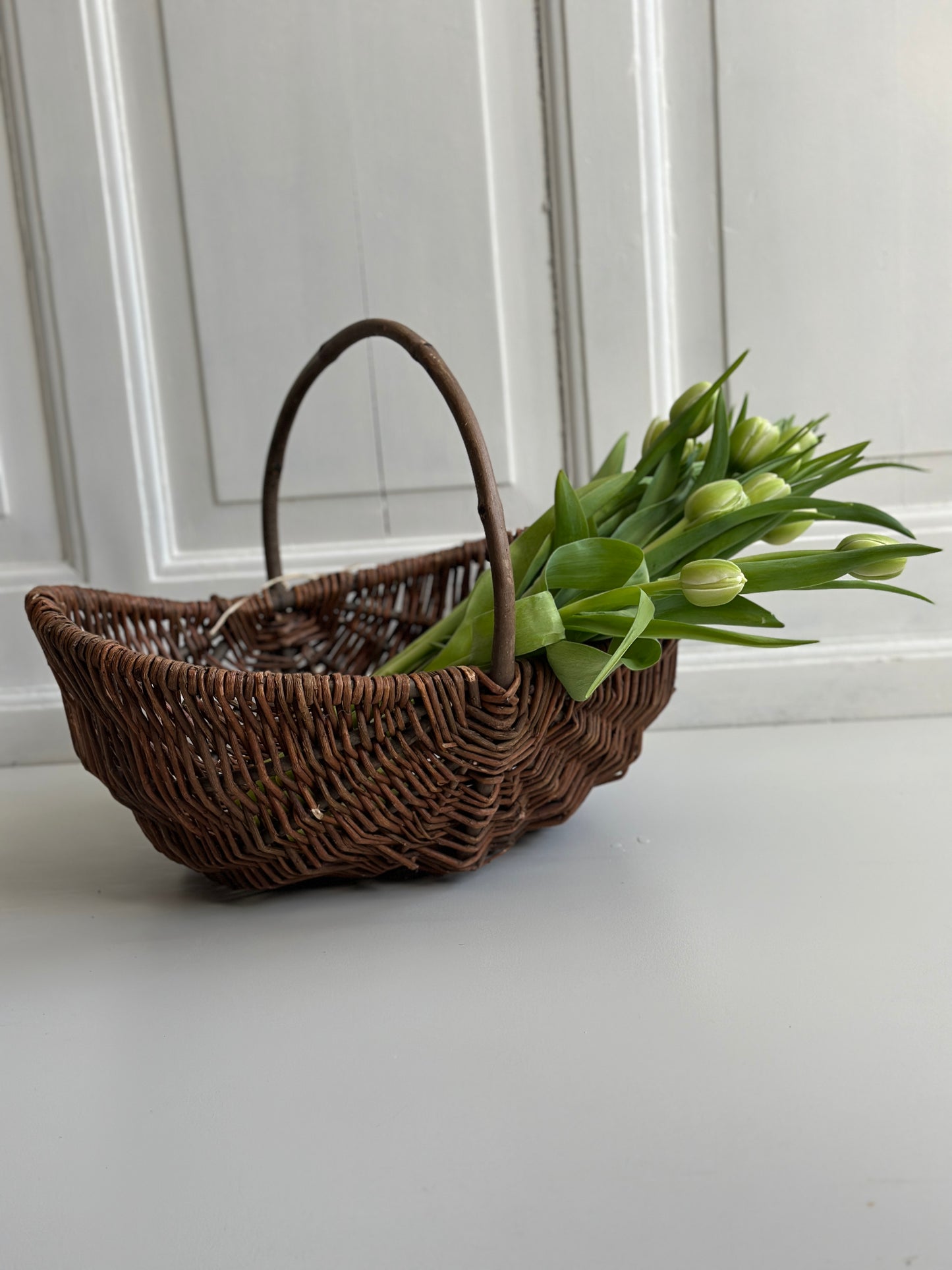 Pileflettet kurv med hank