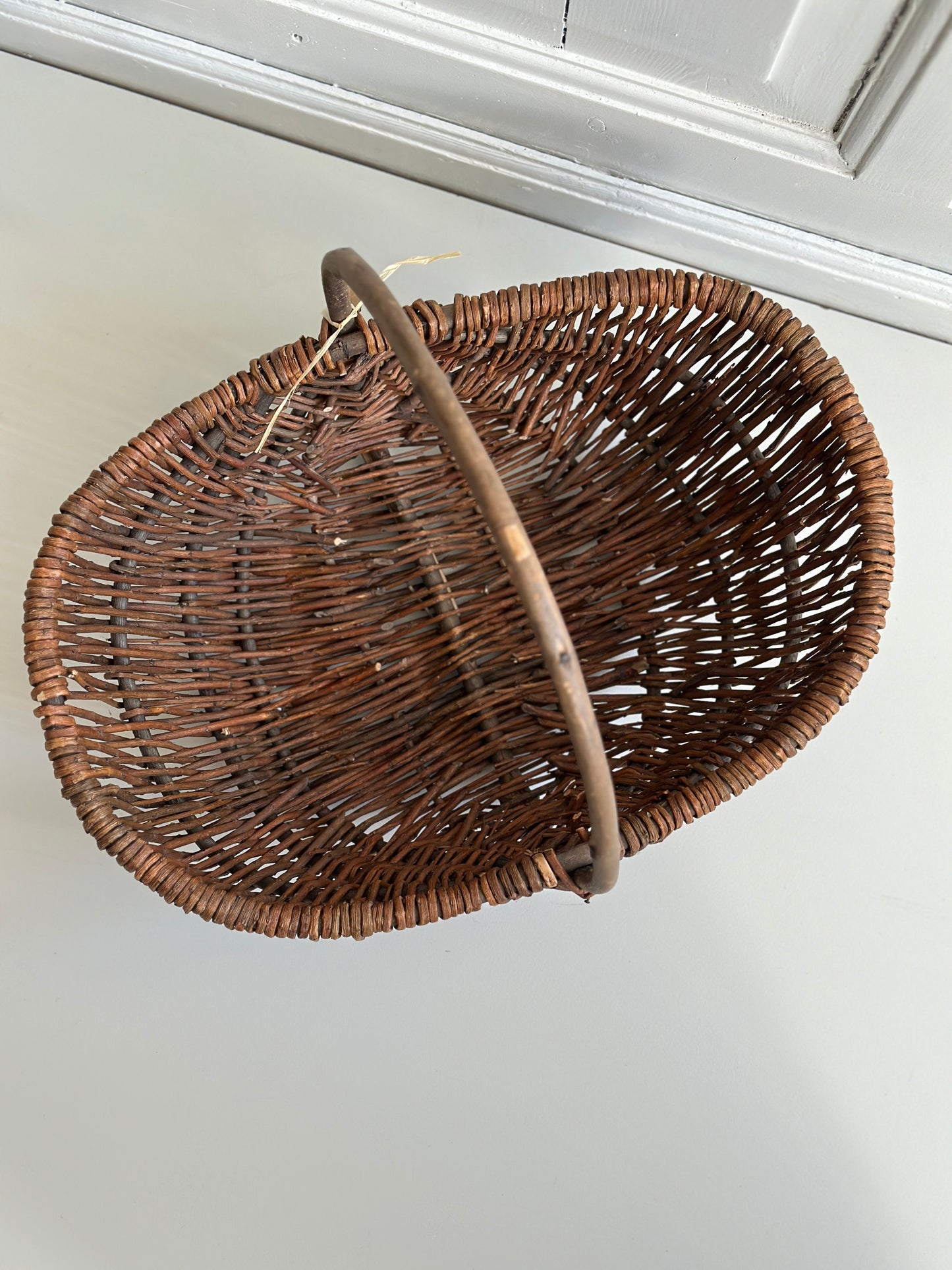 Pileflettet kurv med hank