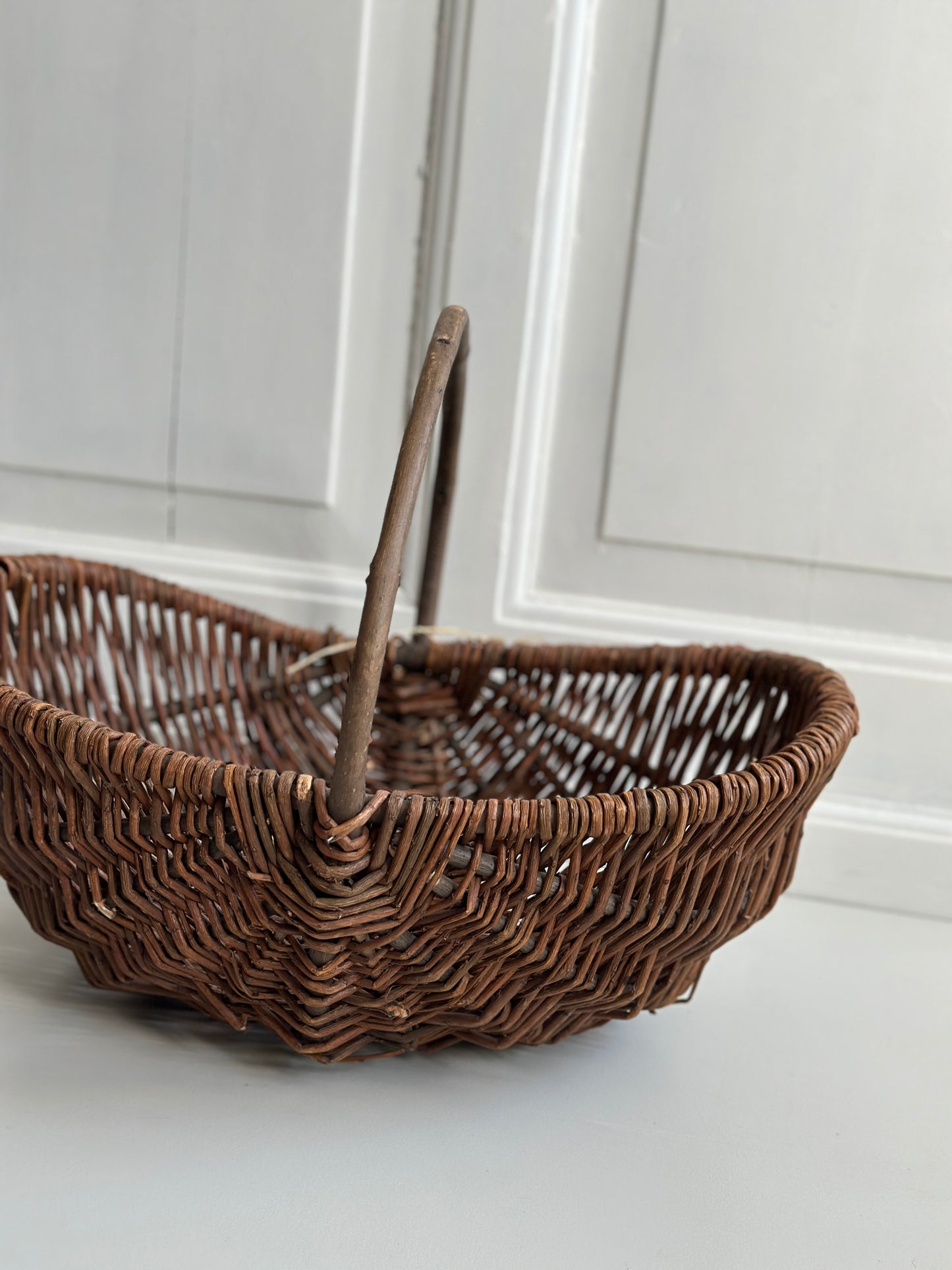 Pileflettet kurv med hank