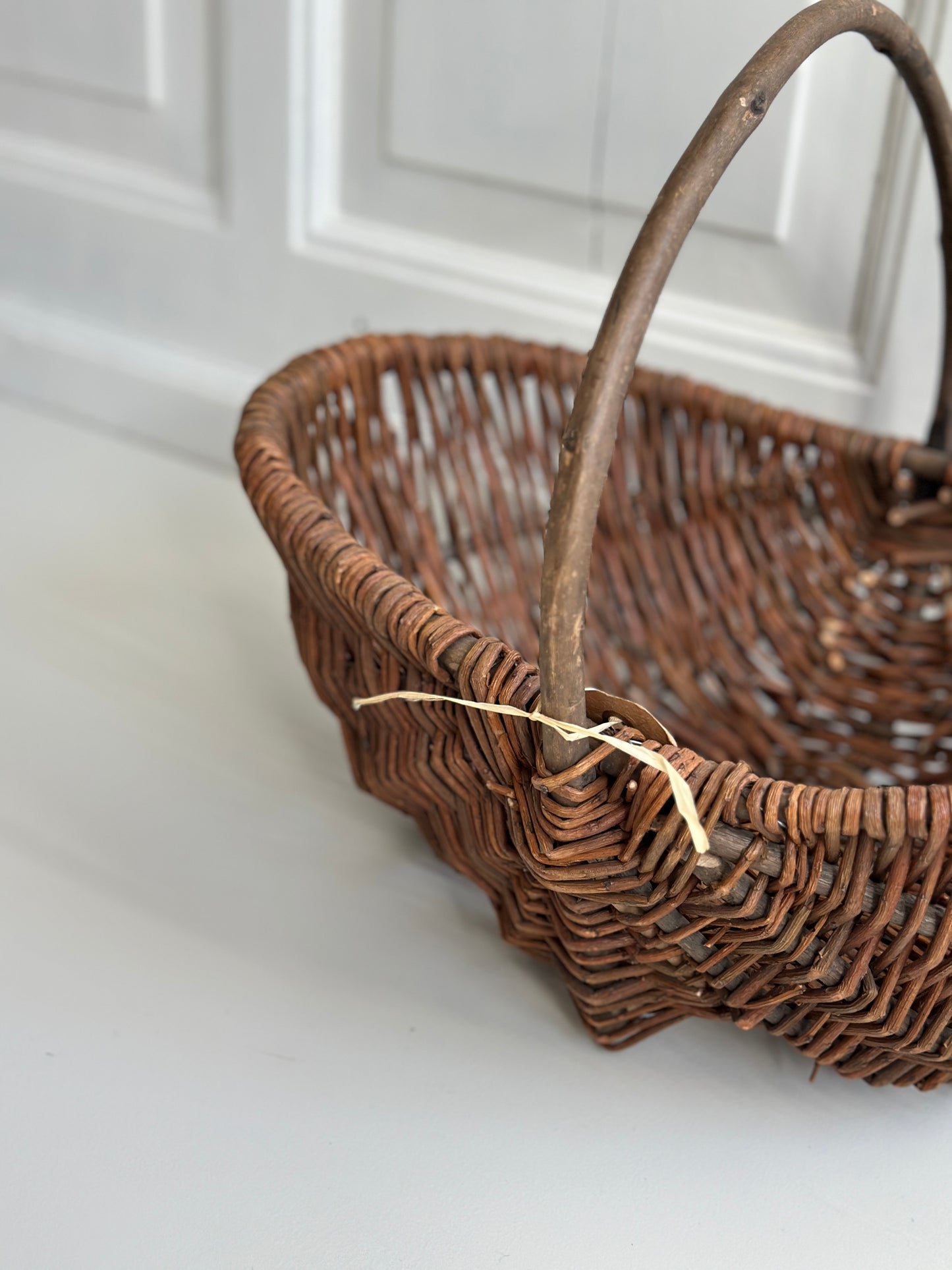 Pileflettet kurv med hank