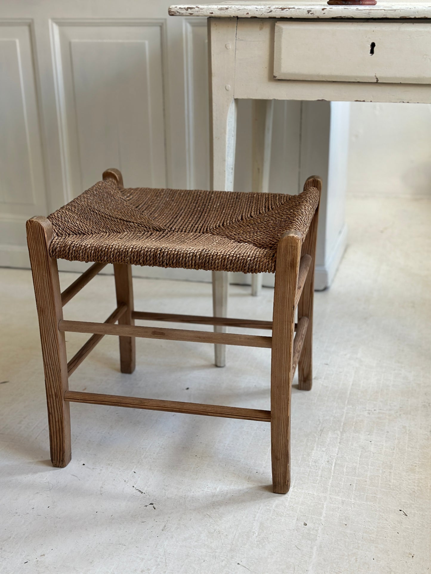 Skammel med fletsæde