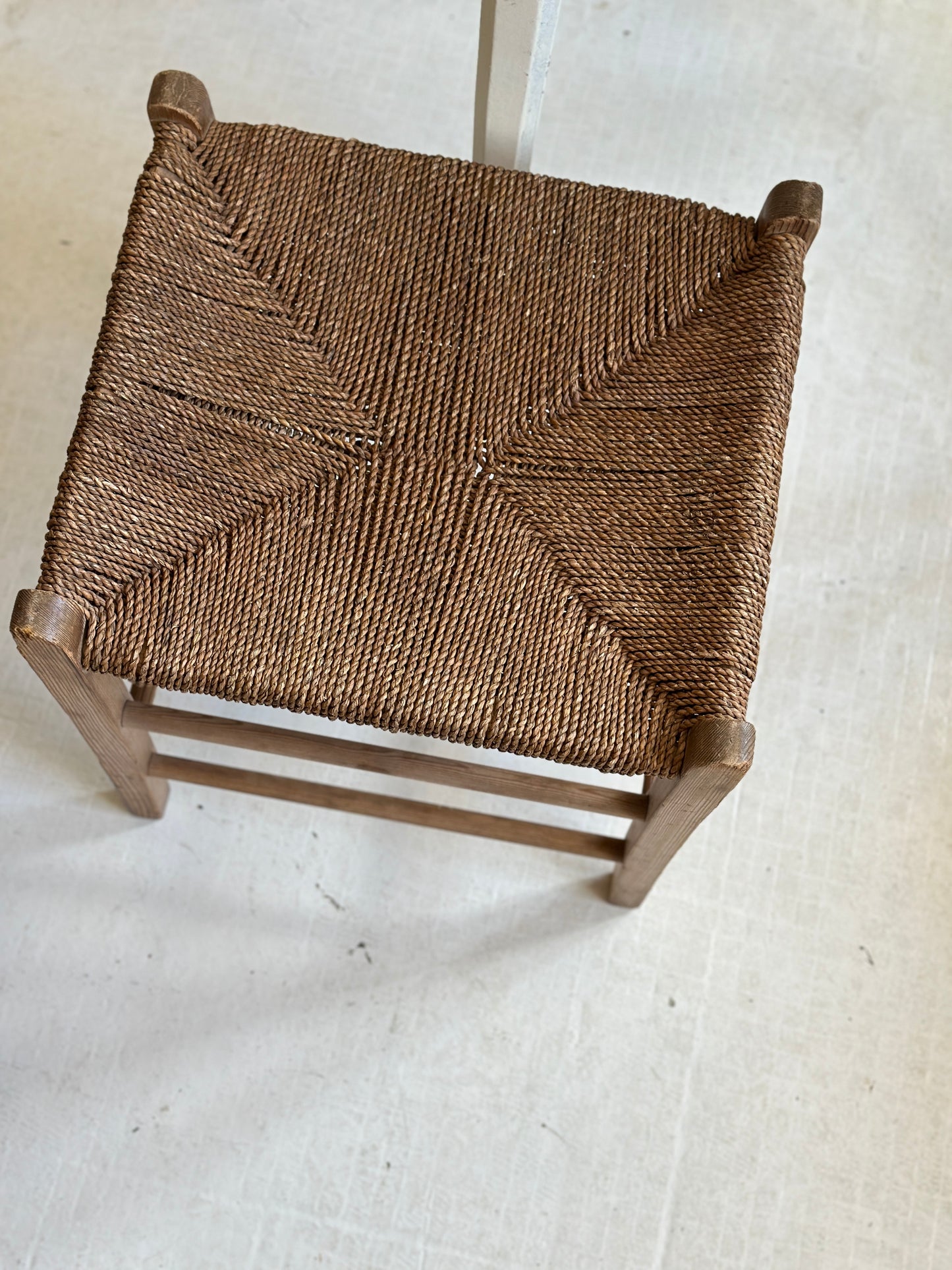 Skammel med fletsæde