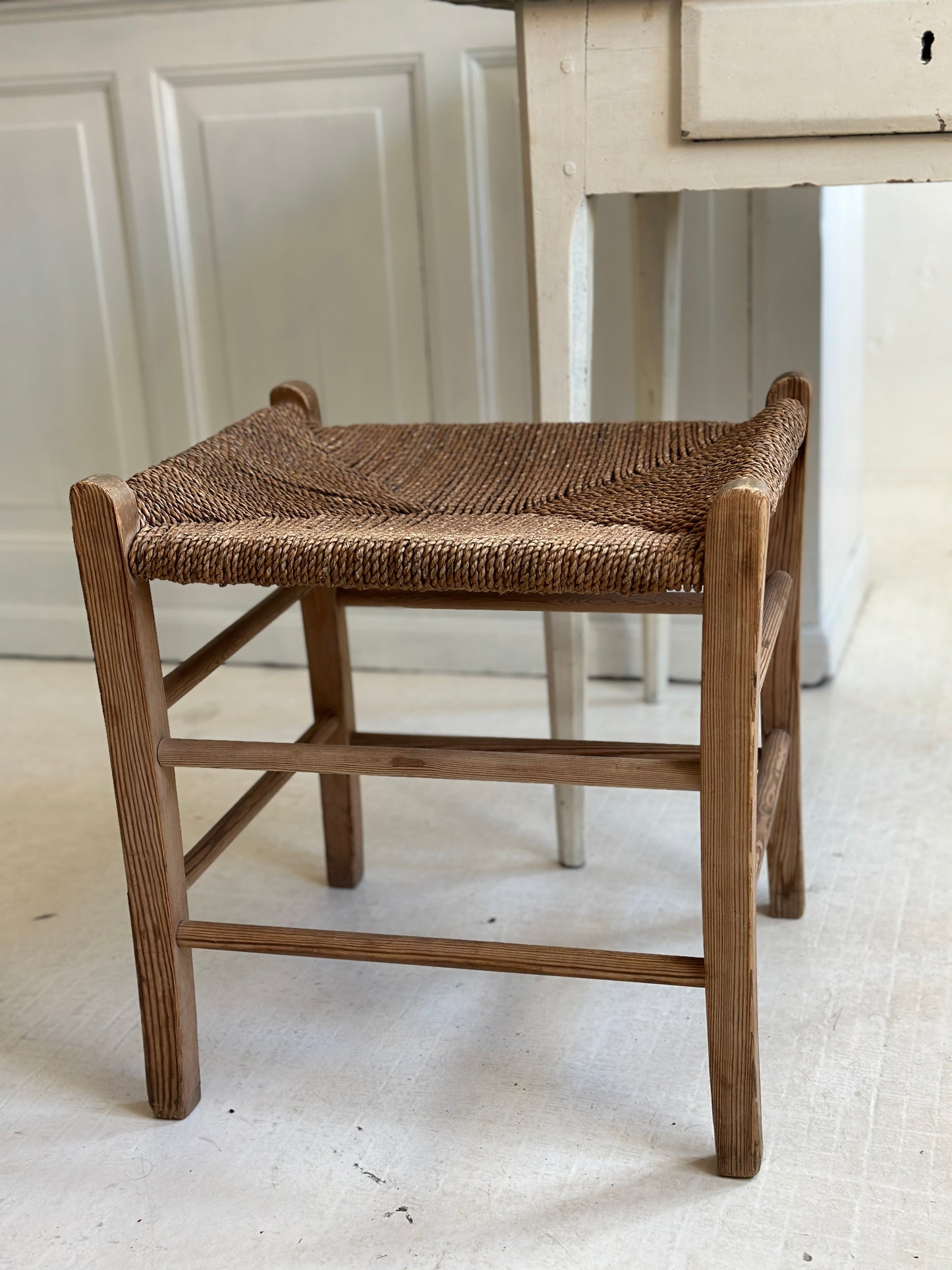 Skammel med fletsæde