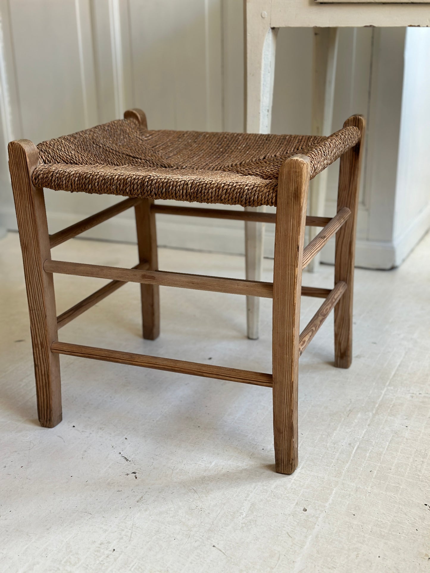 Skammel med fletsæde