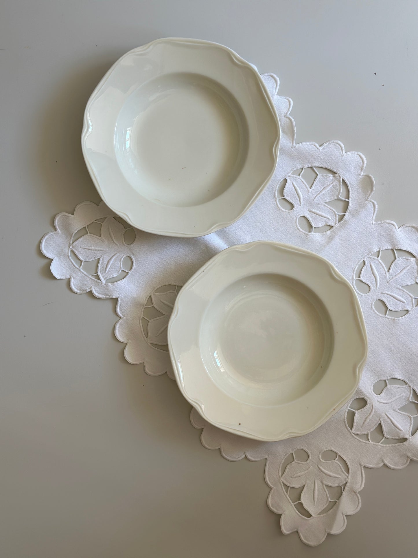 Dybe cremefarvet tallerkner