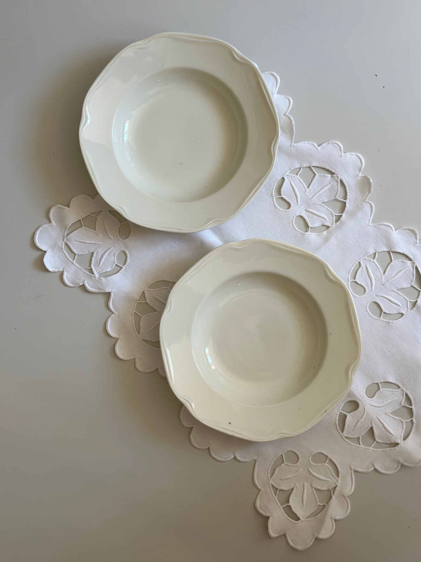 Dybe cremefarvet tallerkner