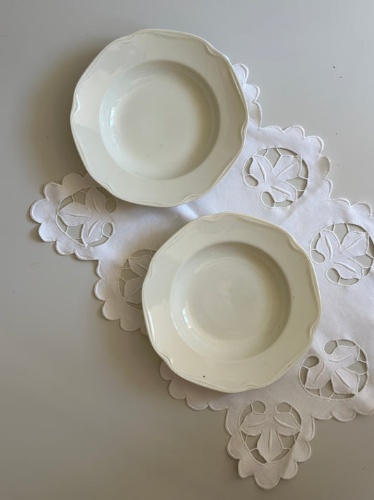 Dybe cremefarvet tallerkner