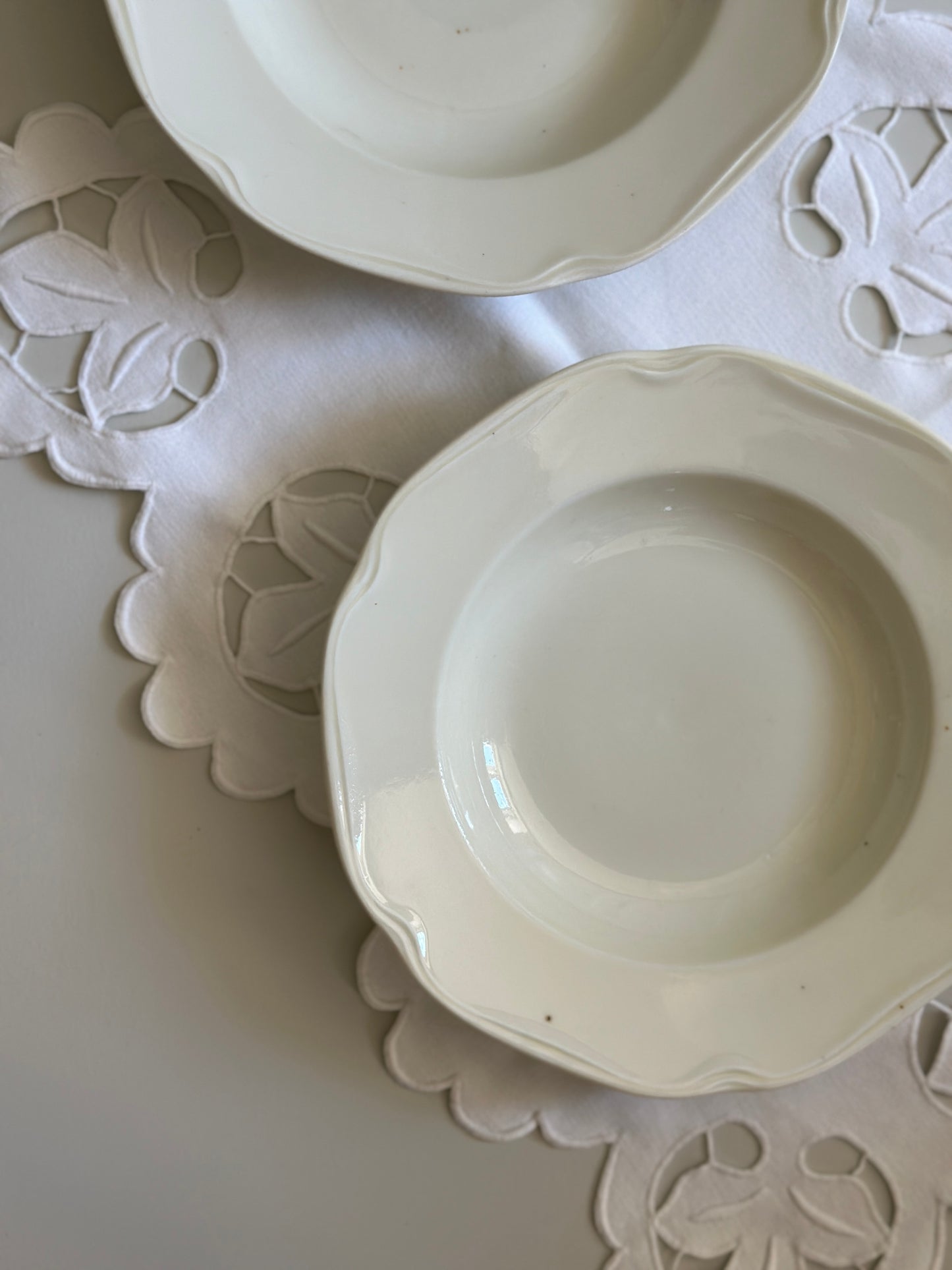 Dybe cremefarvet tallerkner