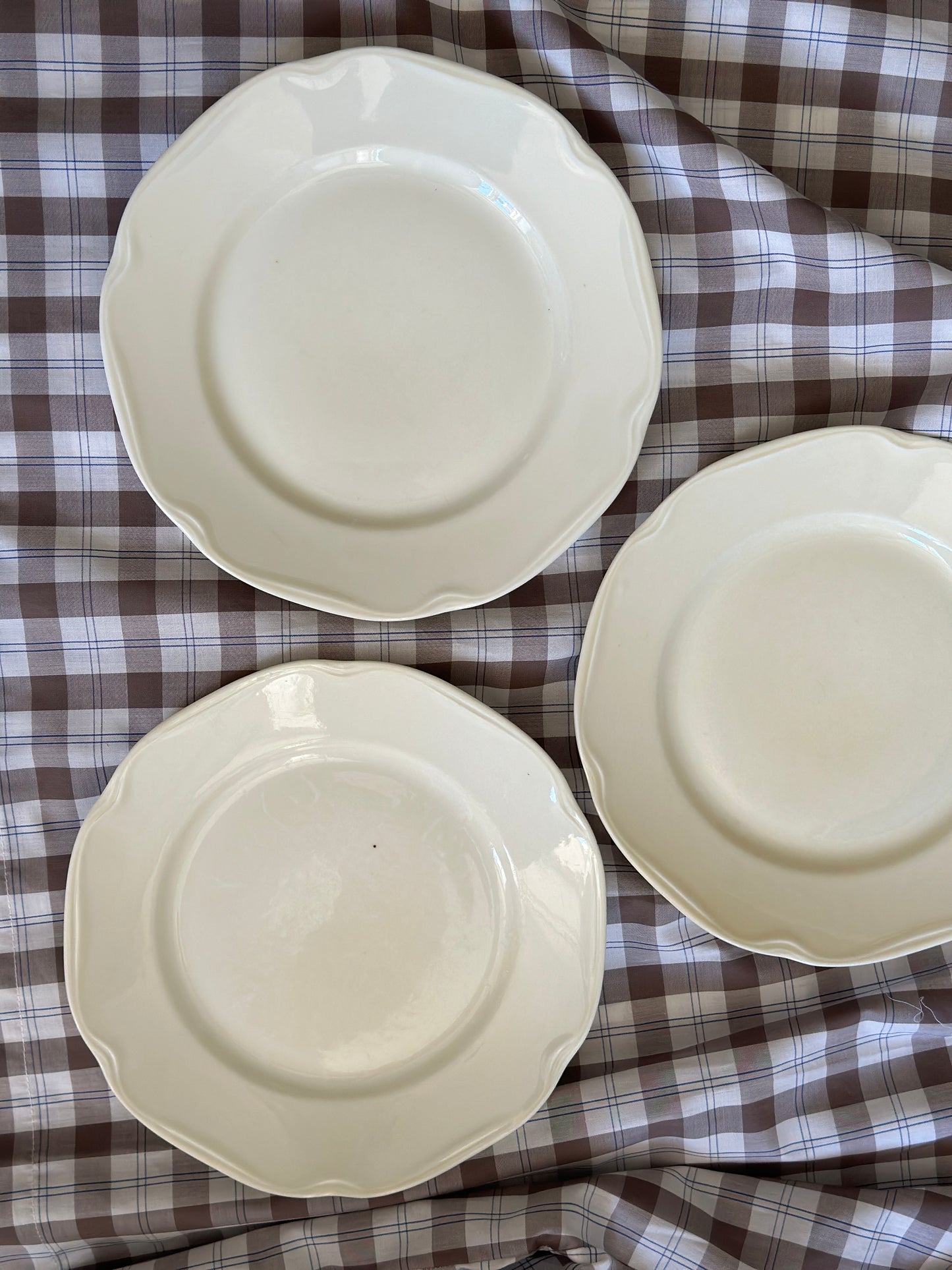 Cremefarvet frokosttallerkner