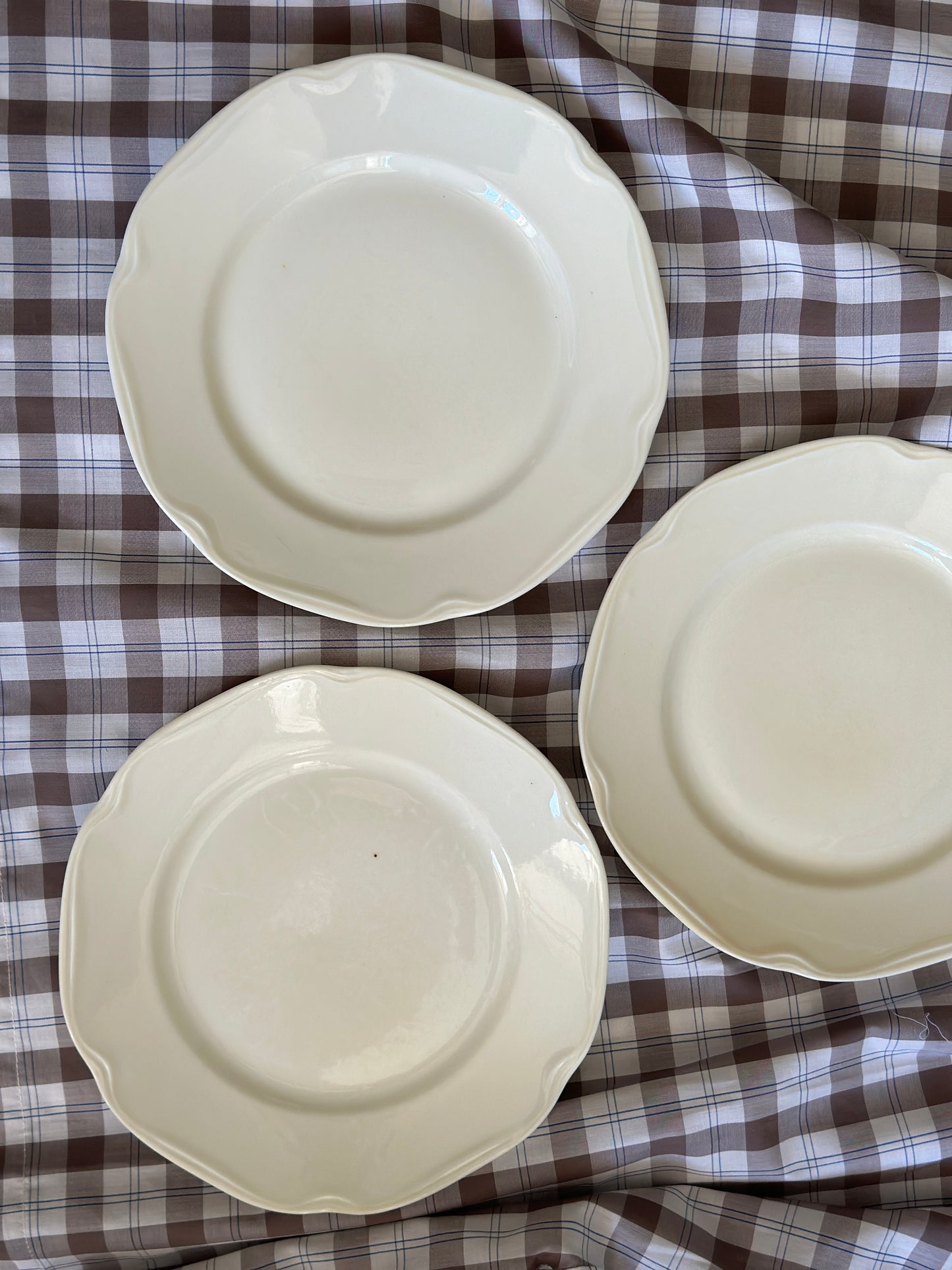 Cremefarvet frokosttallerkner