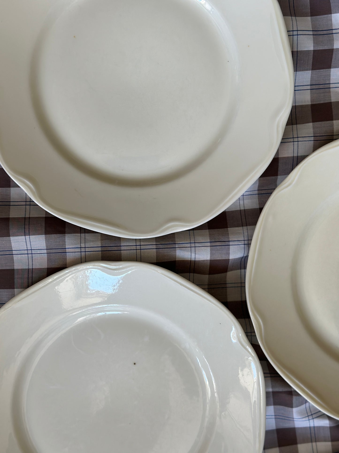 Cremefarvet frokosttallerkner