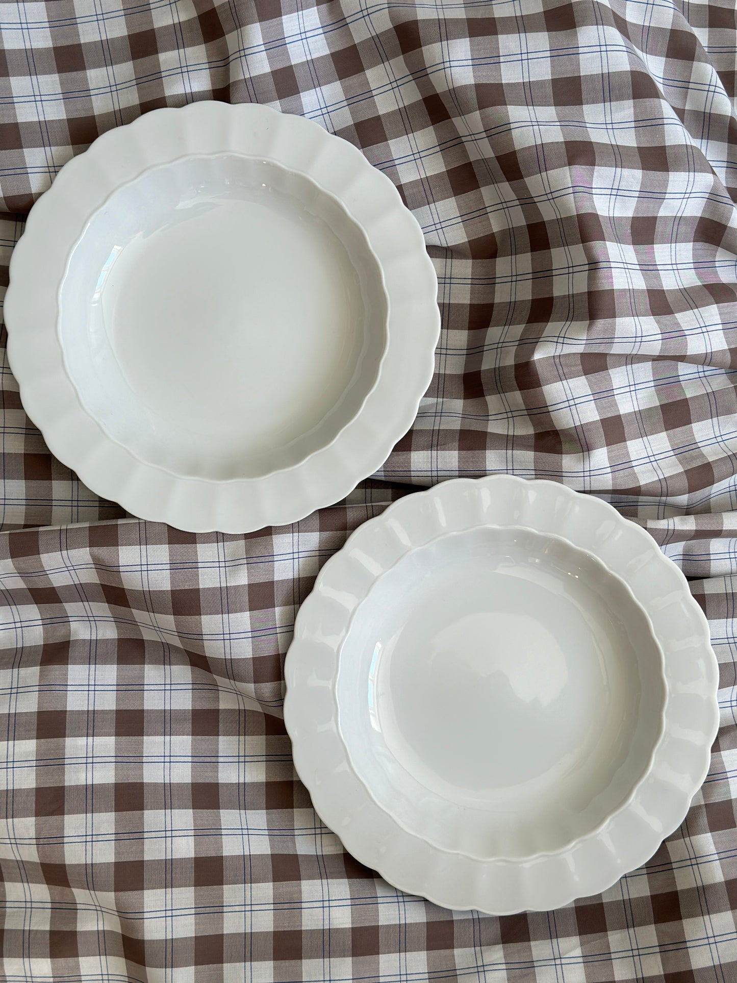 Dybe tallerkner med bølget kant