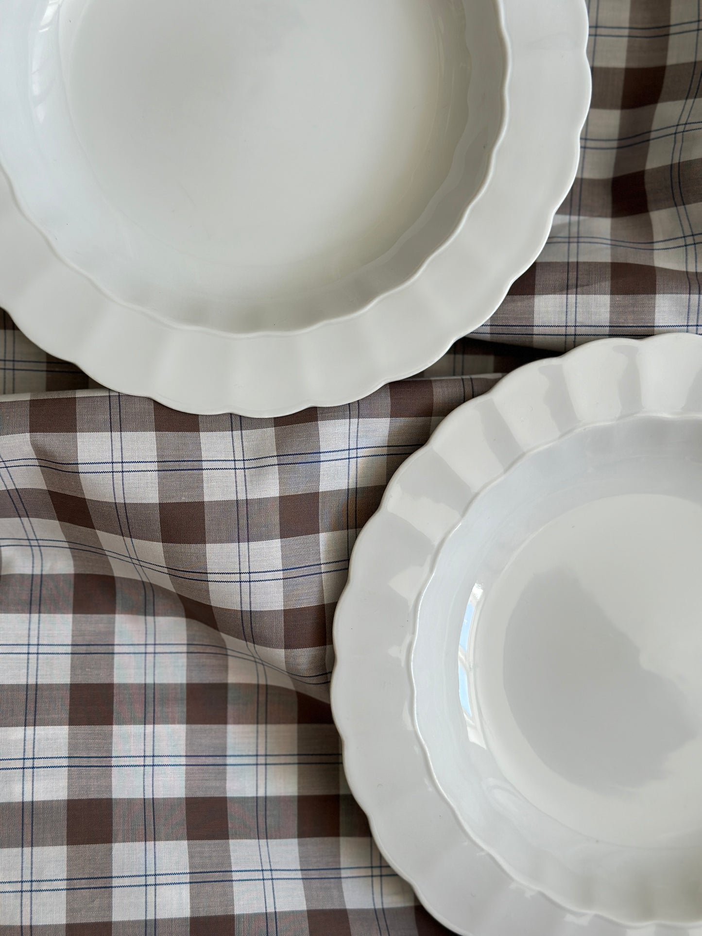 Dybe tallerkner med bølget kant