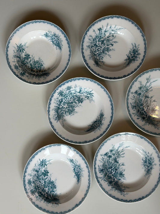 Dybe tallerkner med blomster