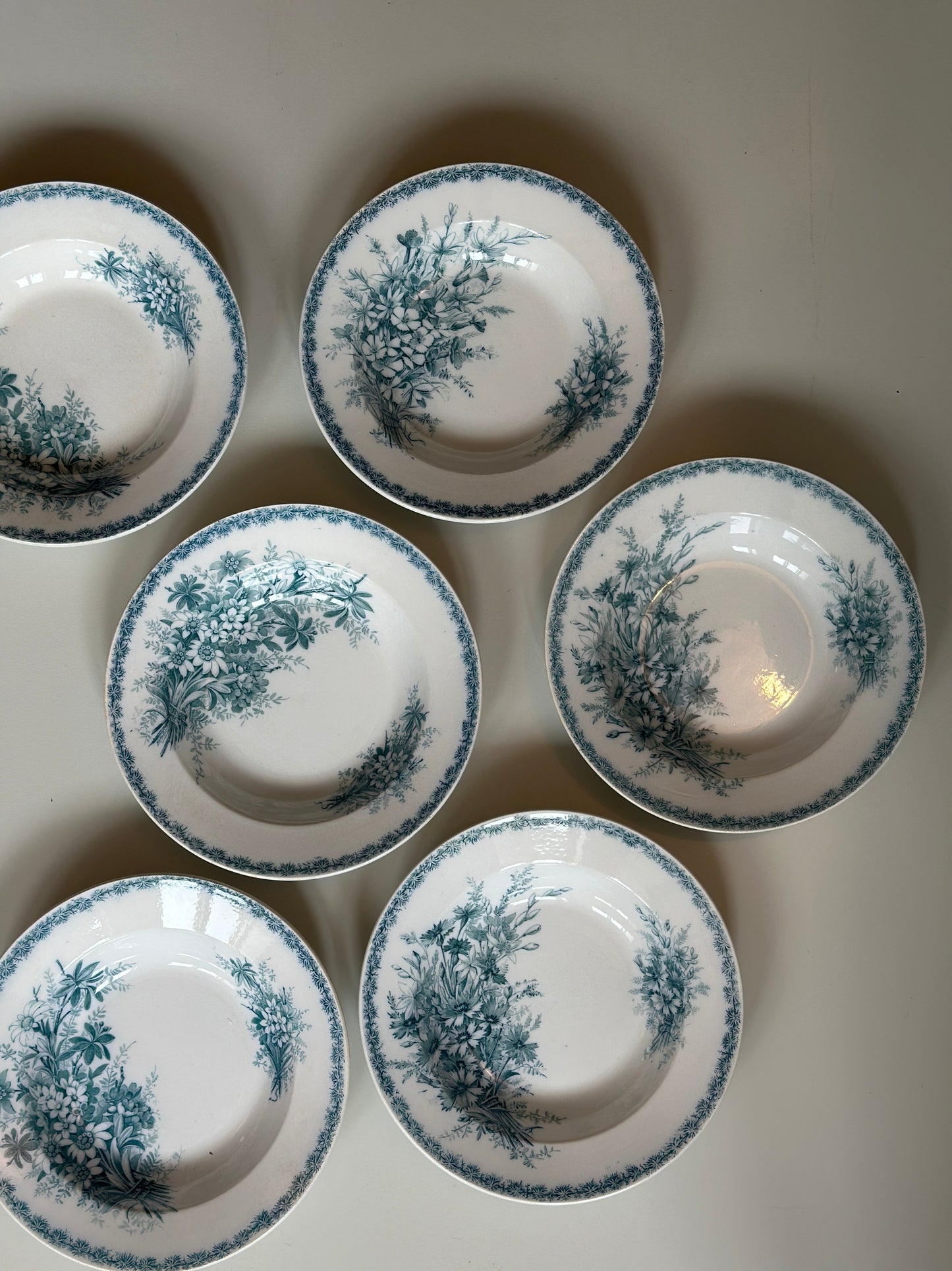 Dybe tallerkner med blomster