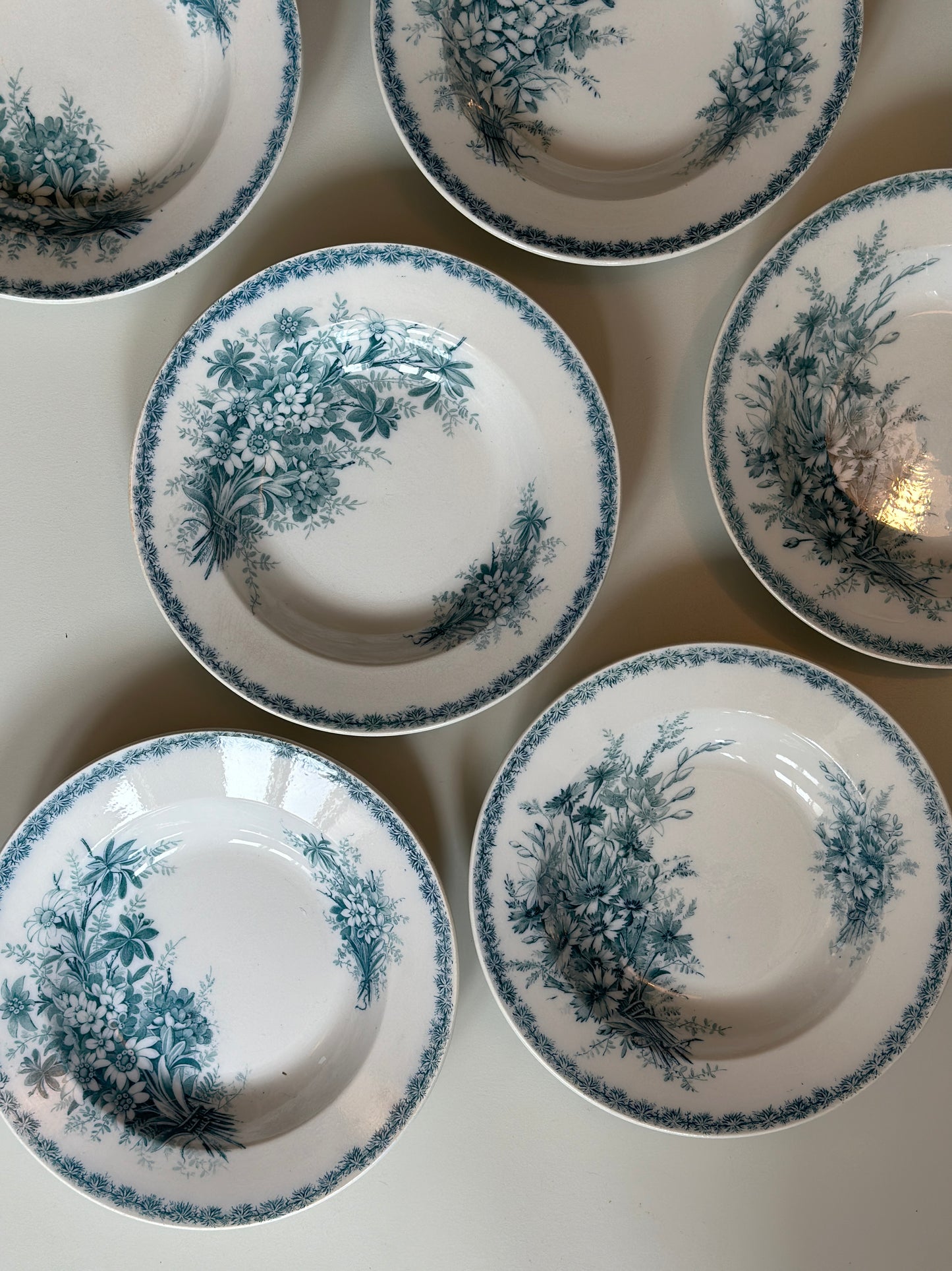 Dybe tallerkner med blomster