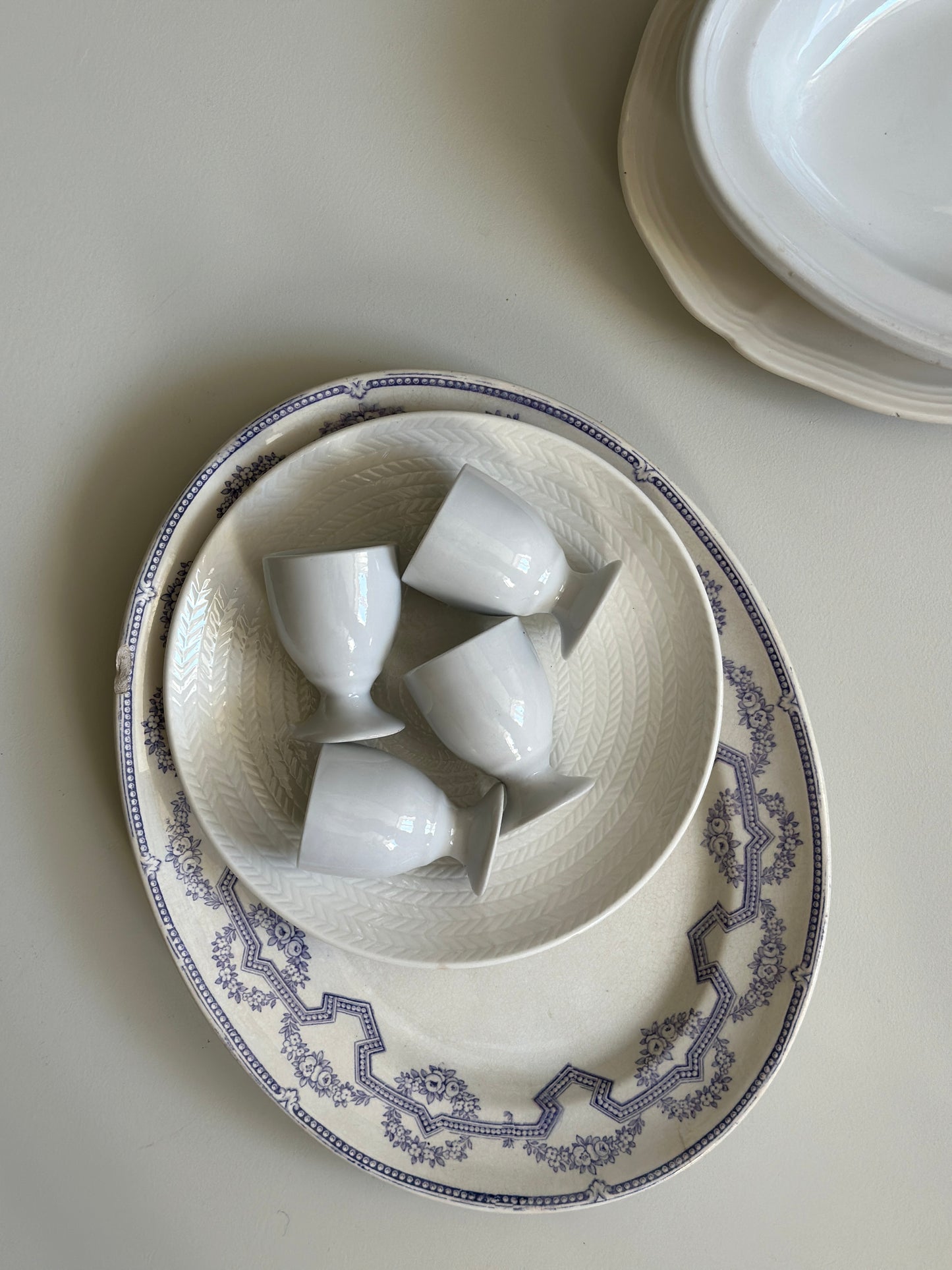 Hvide æggebægere i porcelæn