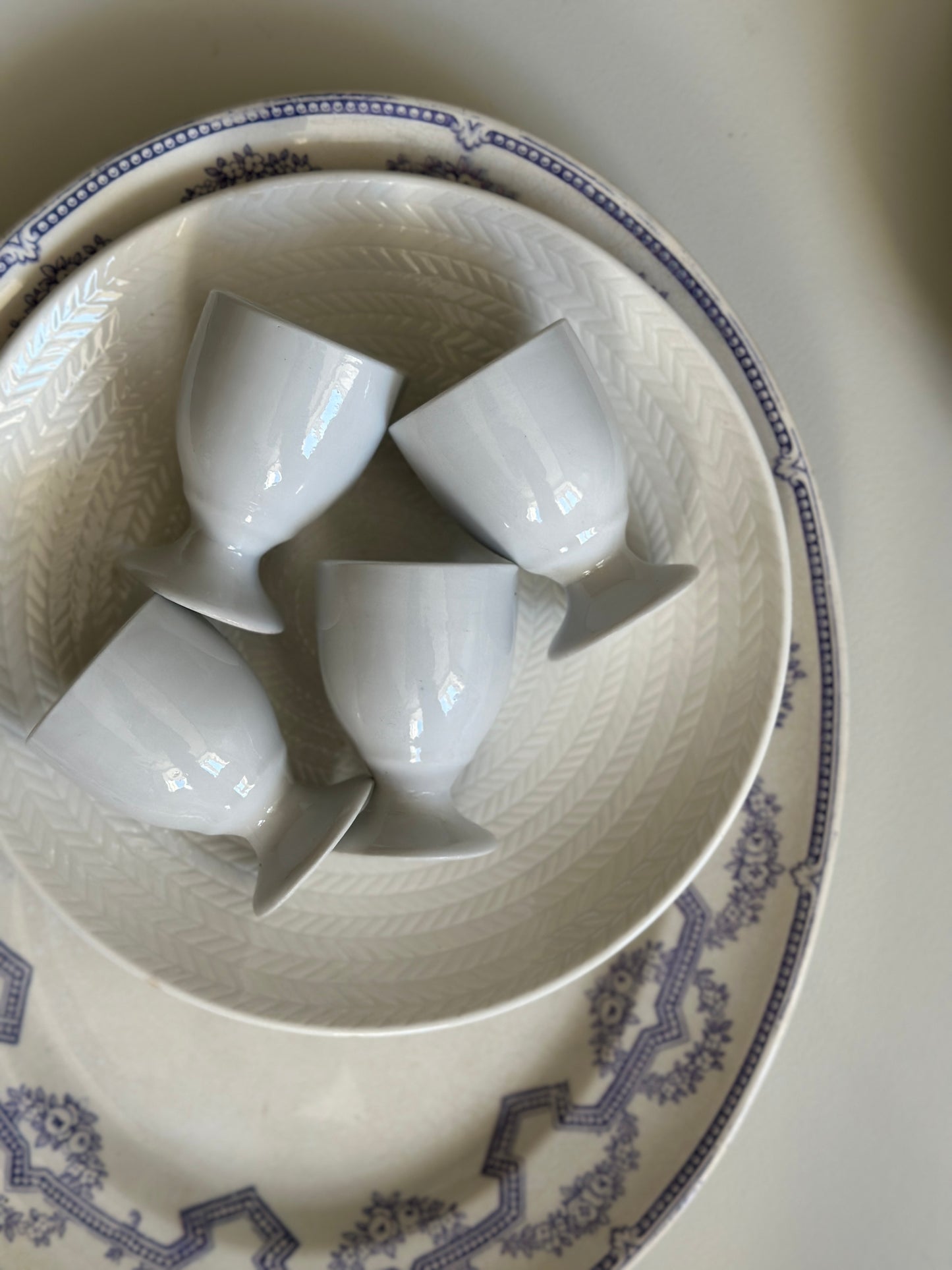 Hvide æggebægere i porcelæn