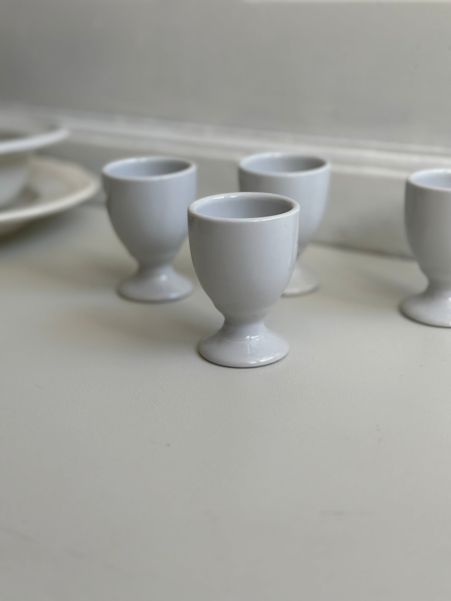 Hvide æggebægere i porcelæn