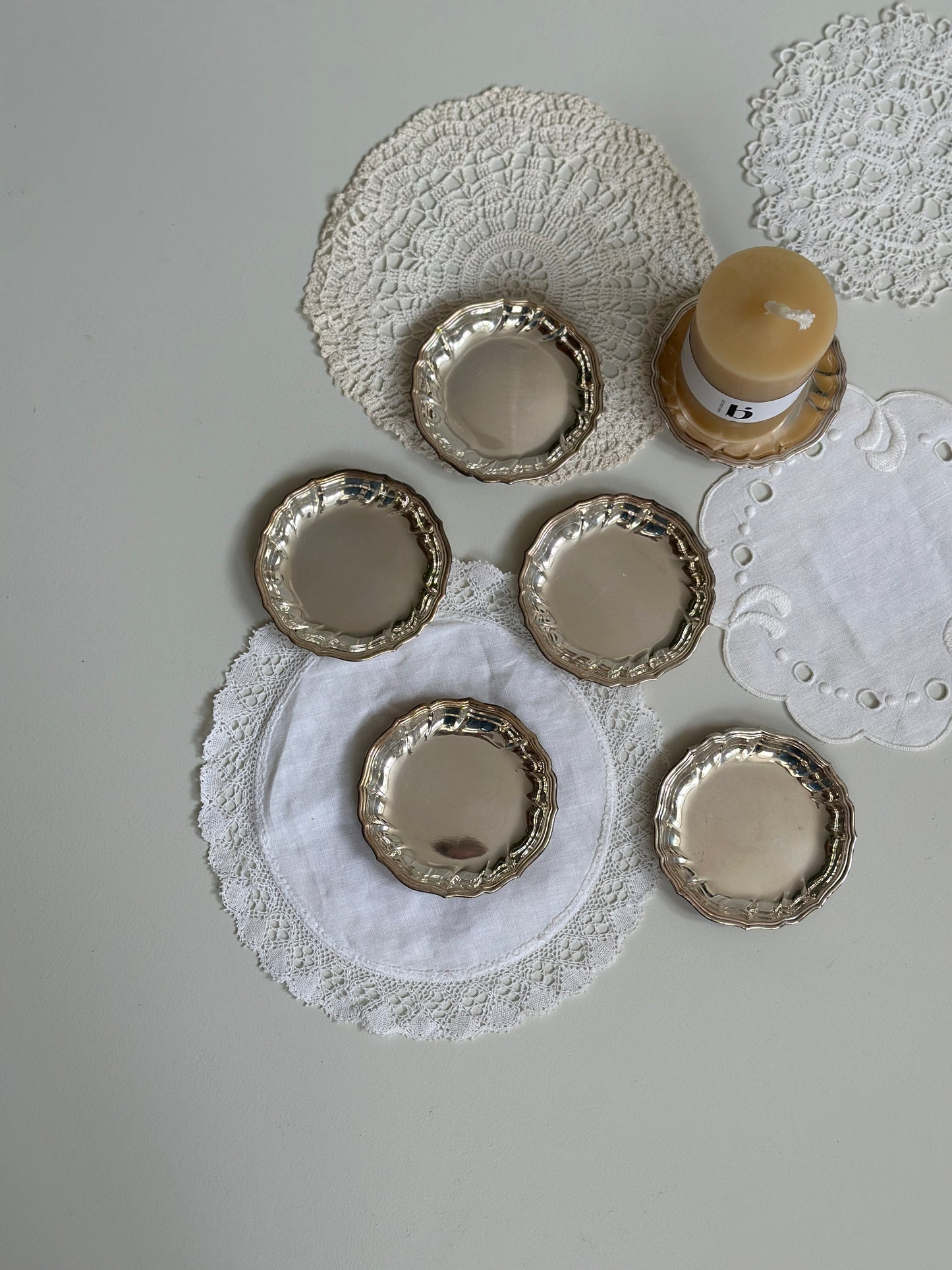 små tallerkner i sølv