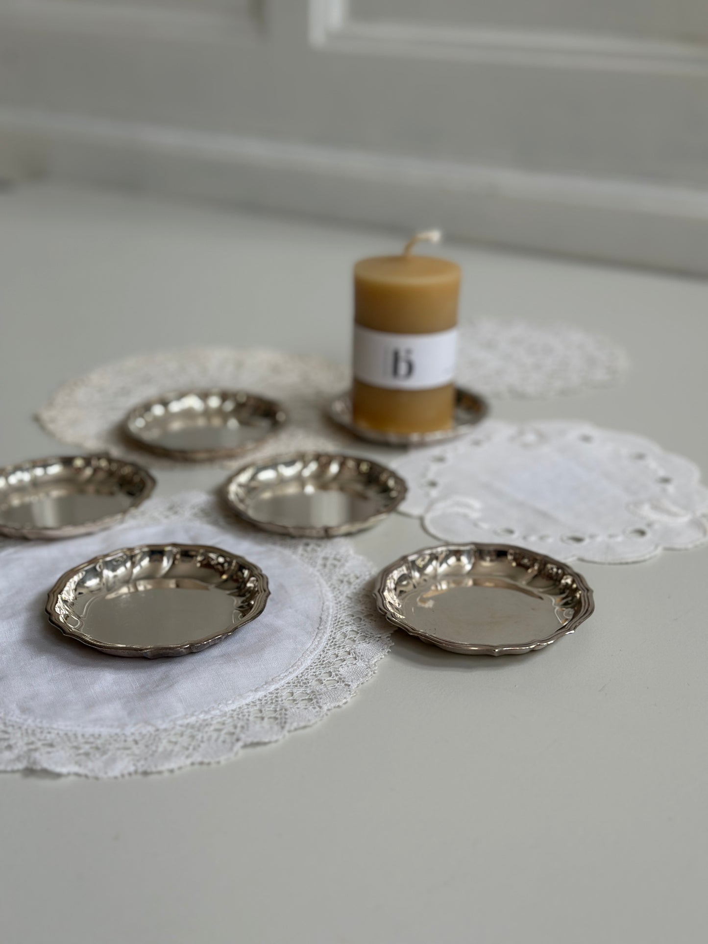 små tallerkner i sølv