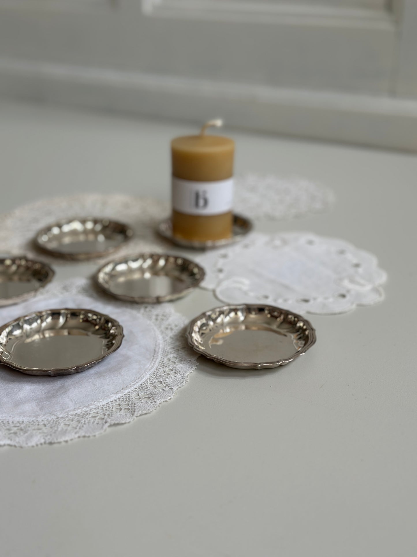 små tallerkner i sølv
