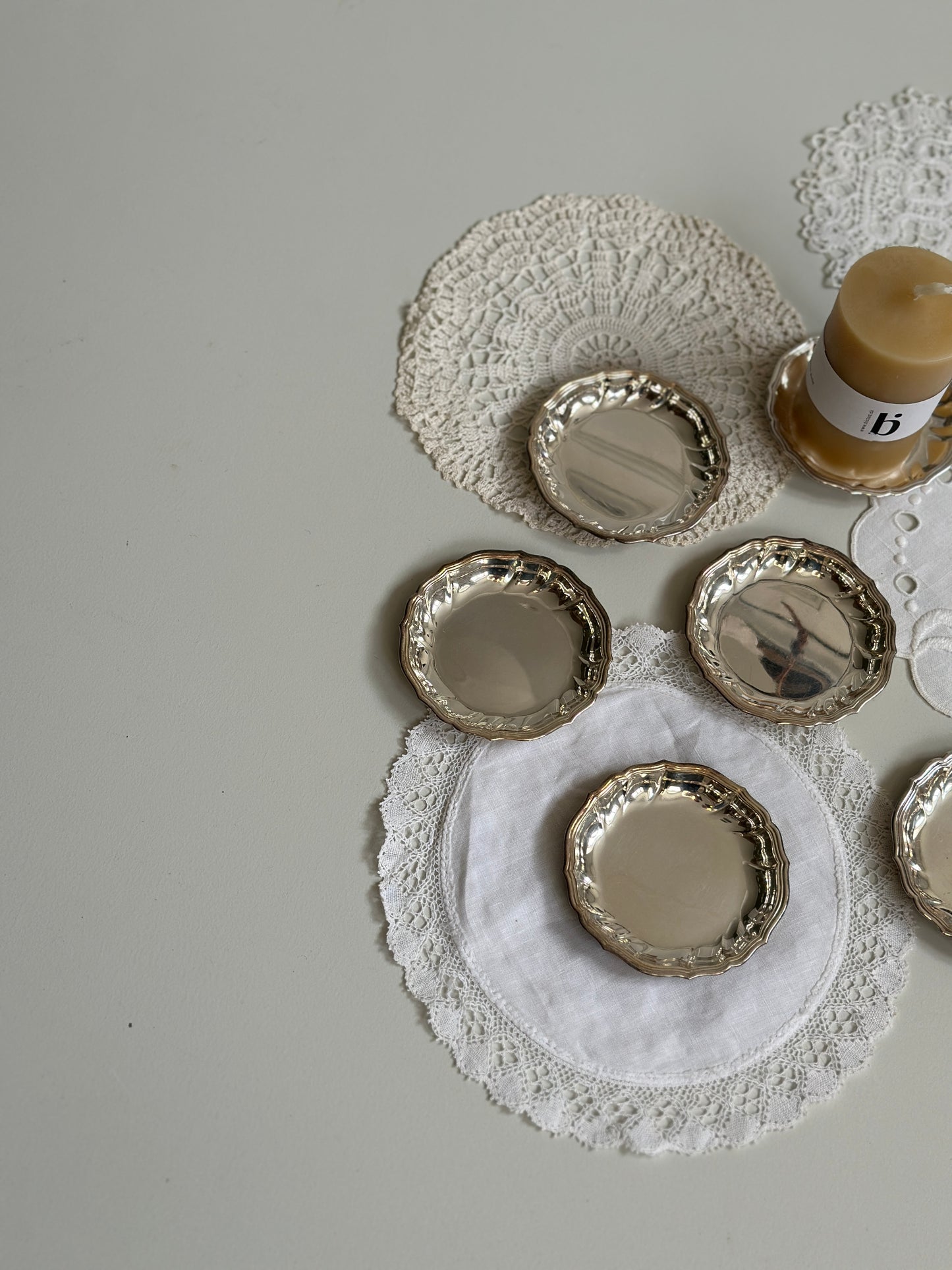små tallerkner i sølv
