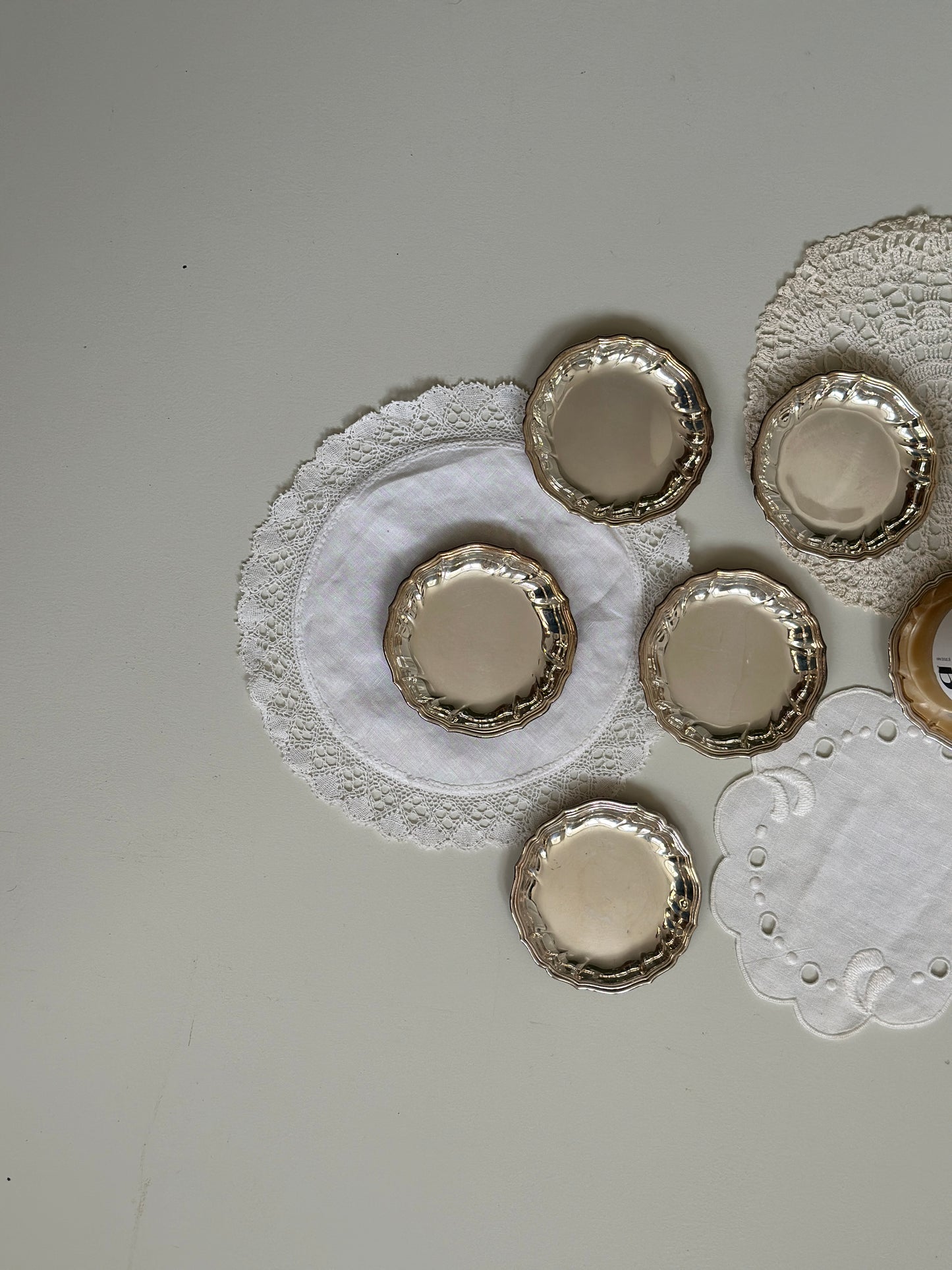 små tallerkner i sølv