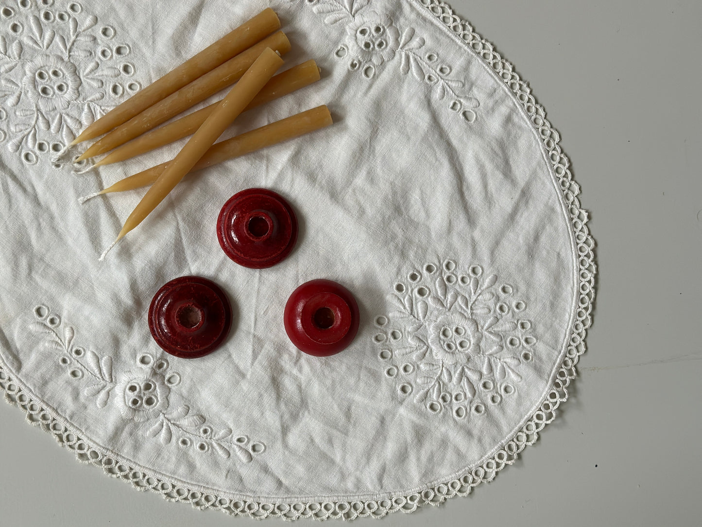 Fine røde træstager