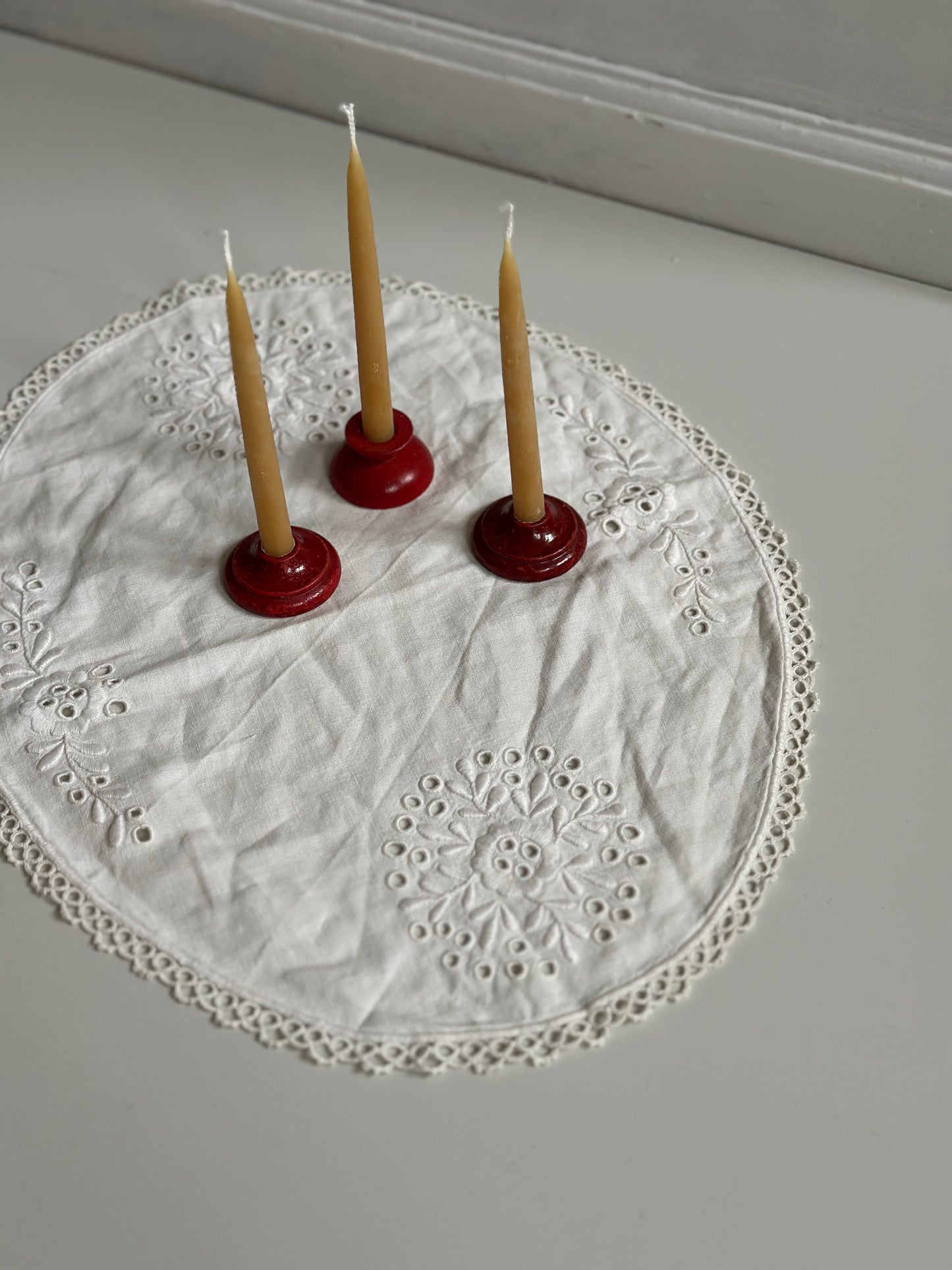 Fine røde træstager