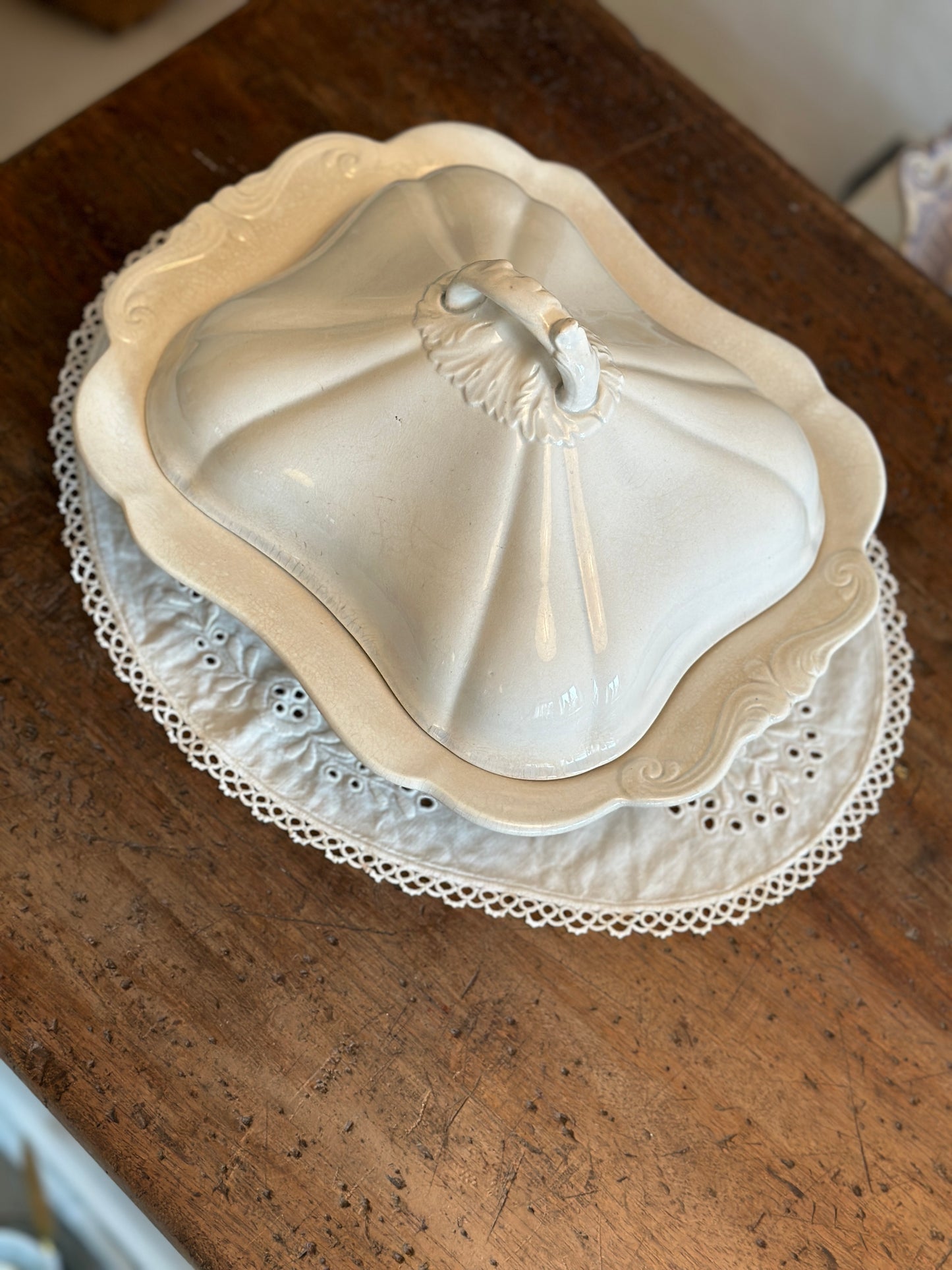 Fineste cremefarvet terrin