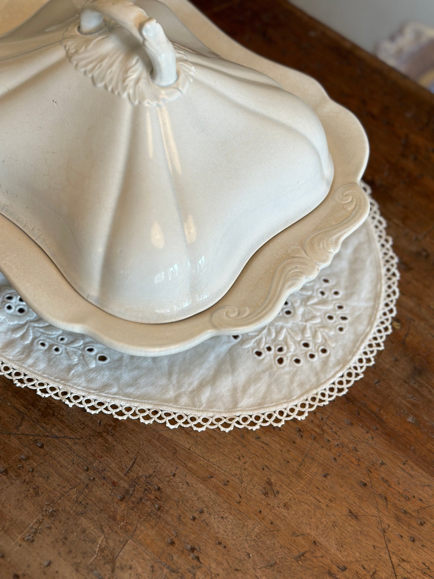 Fineste cremefarvet terrin