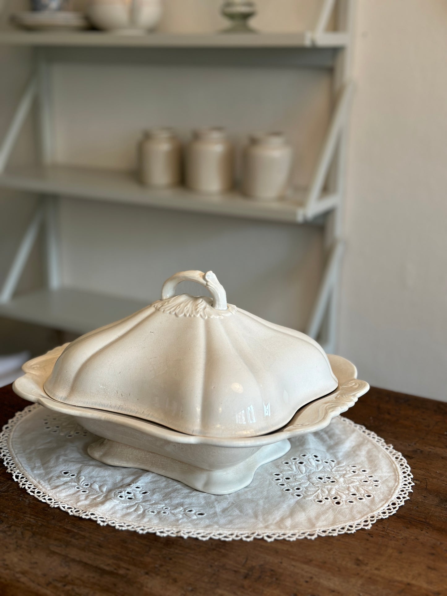 Fineste cremefarvet terrin