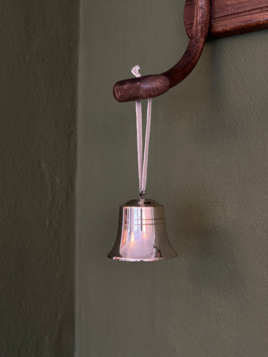 Fin klokke i sølv med bånd